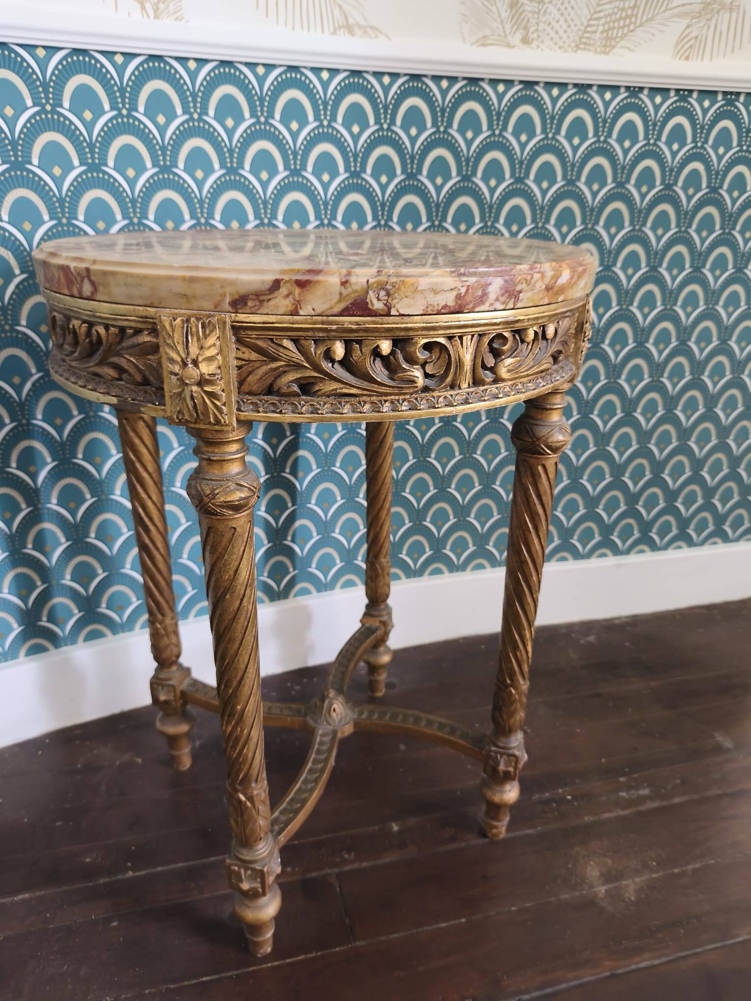Antique Louis XVI style gueridon with veined marble, painted and patinated gilded wood.