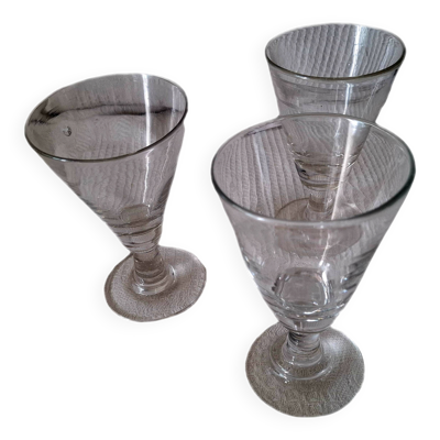 Trois verres coniques à dose