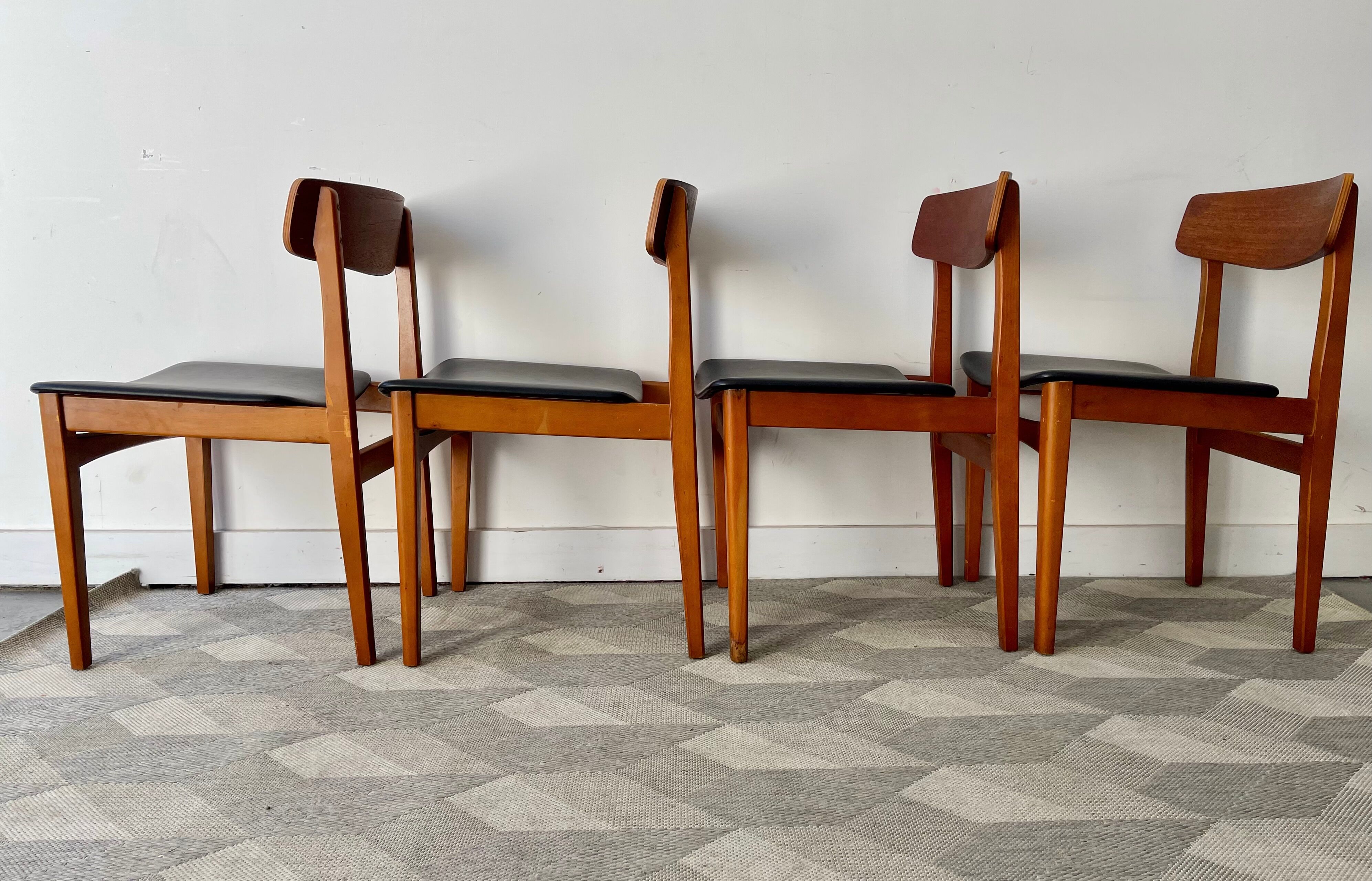 Ensemble de 4 chaises de salle à manger vintage avec vinyle noir