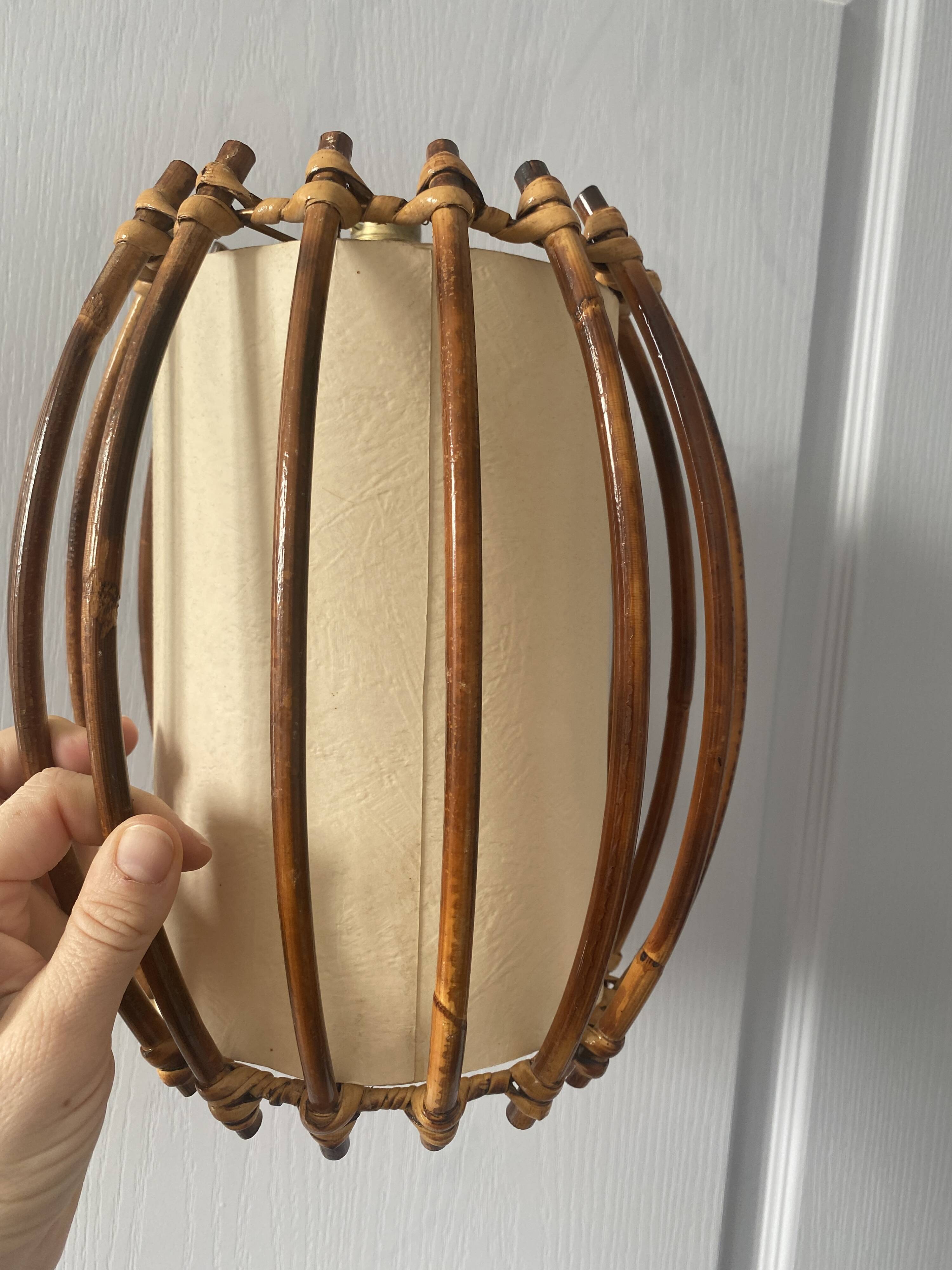 Lampe suspension vintage en rattan et tissu, style Louis Sognot, France
