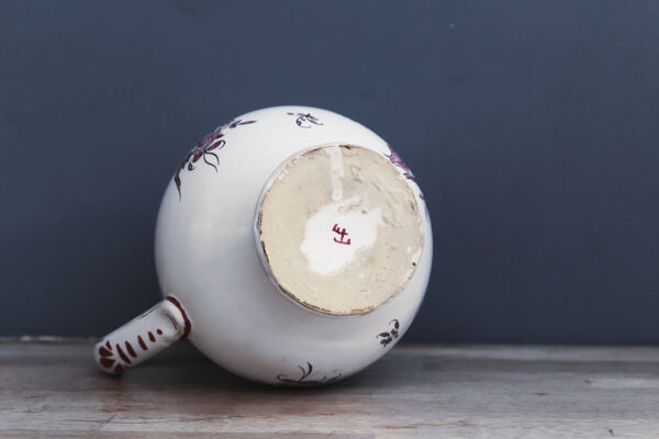 Ancien pichet en faïence, signé