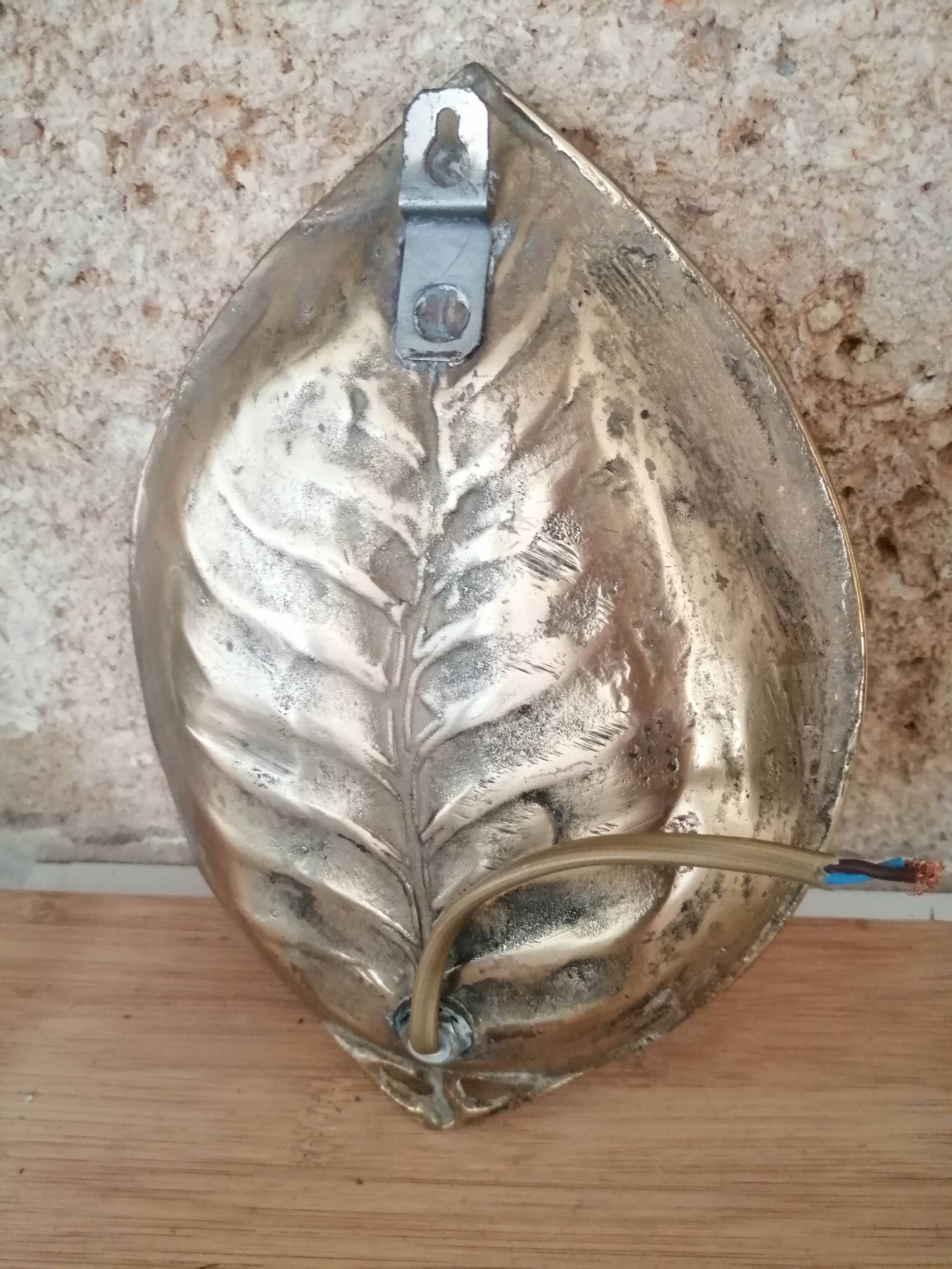 Adjustable bronze wall light with leaf decor