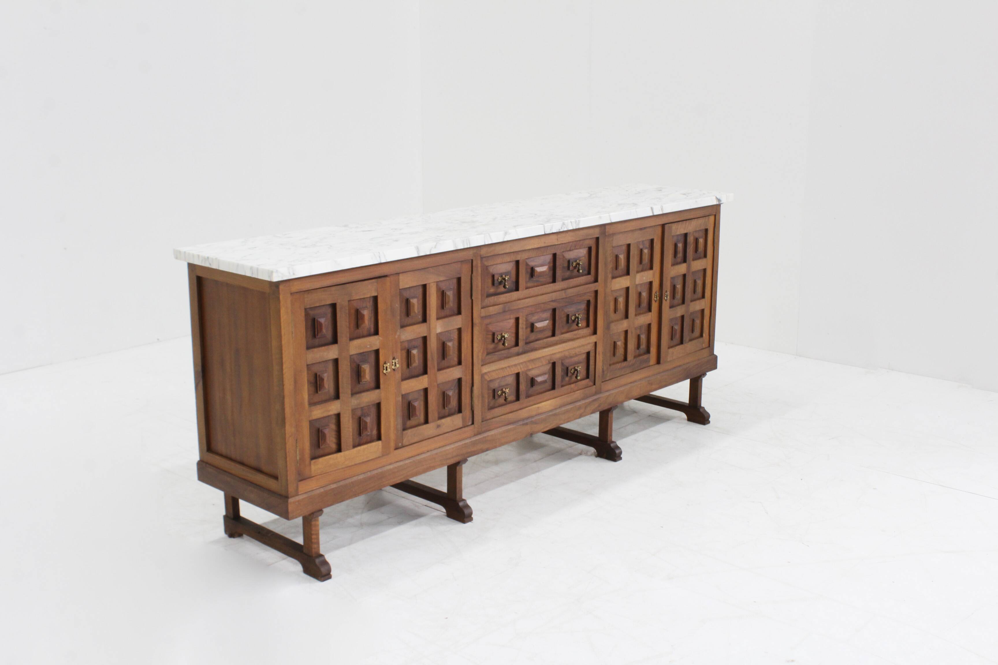 Buffet brutaliste espagnol en bois massif et marbre
