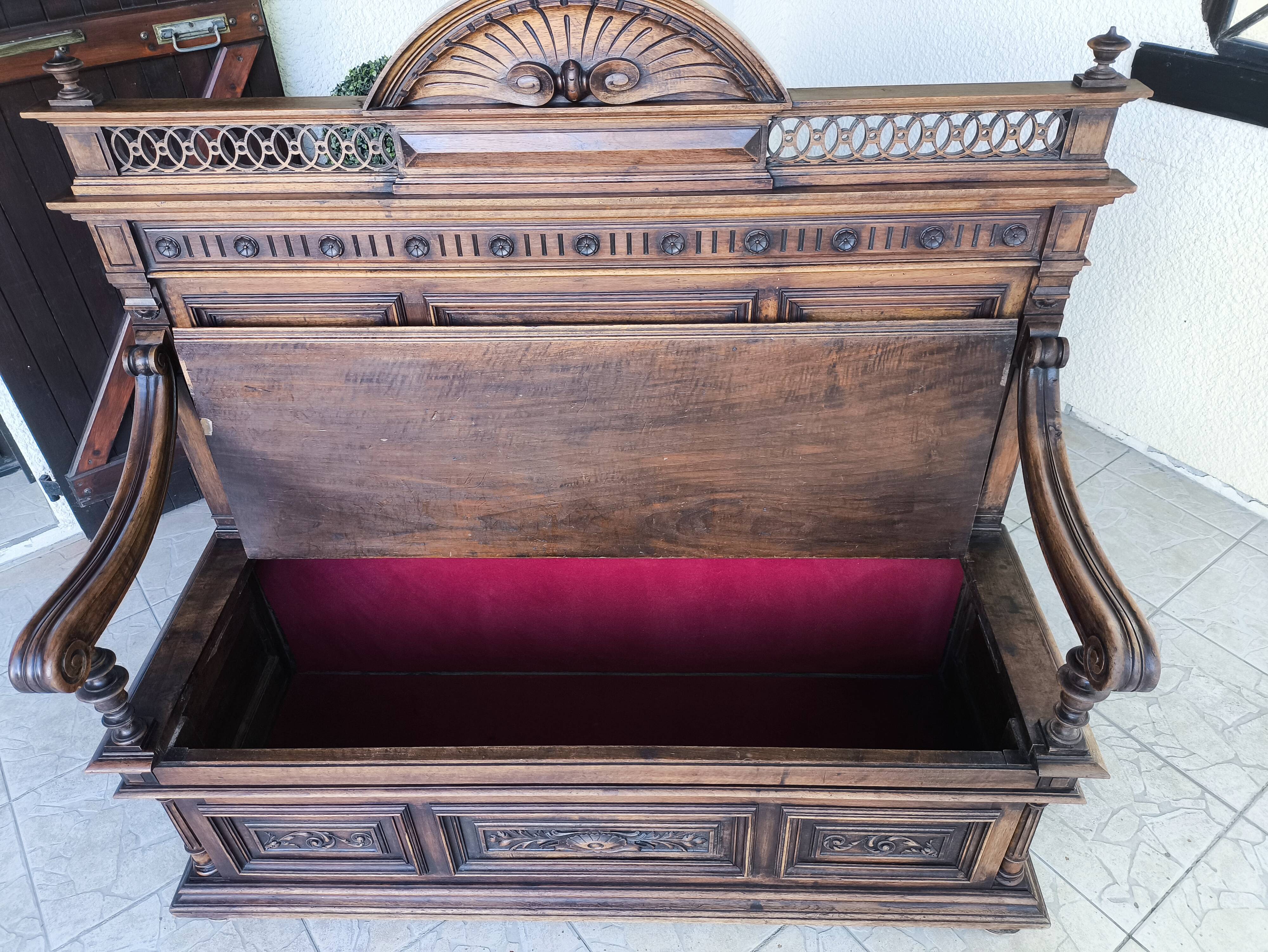 Banquette-coffre ancienne style Henri II / Néo-Renaissance en bois sculpté