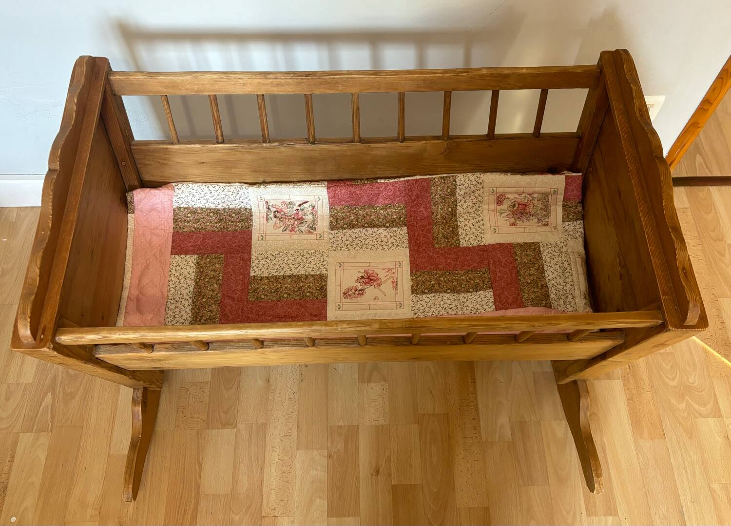 Lit bébé ancienne à bois