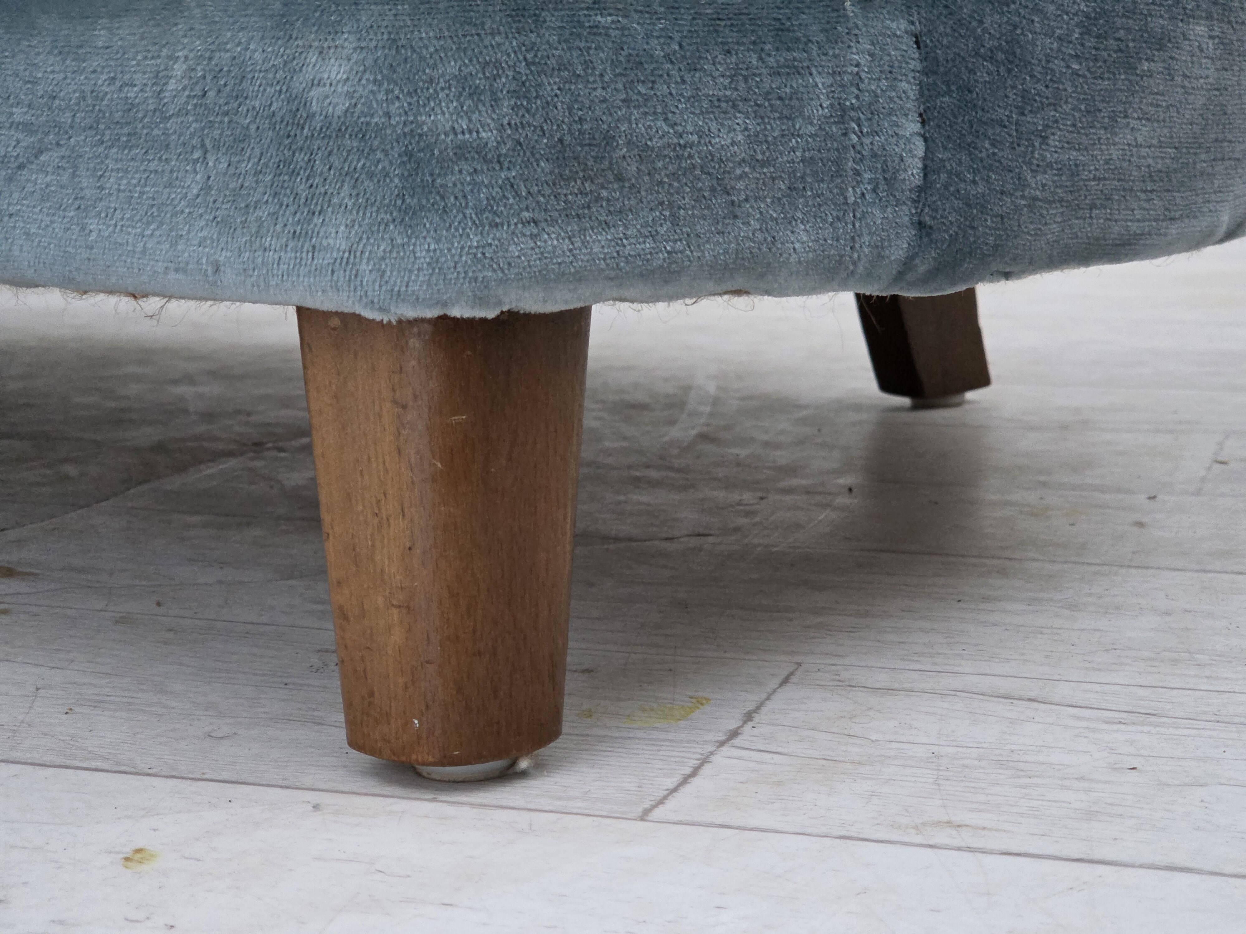 Canapé 2 places incurvé danois des années 1970, revêtement en velours bleu.