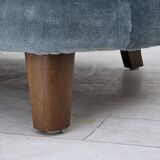 Canapé 2 places incurvé danois des années 1970, revêtement en velours bleu.