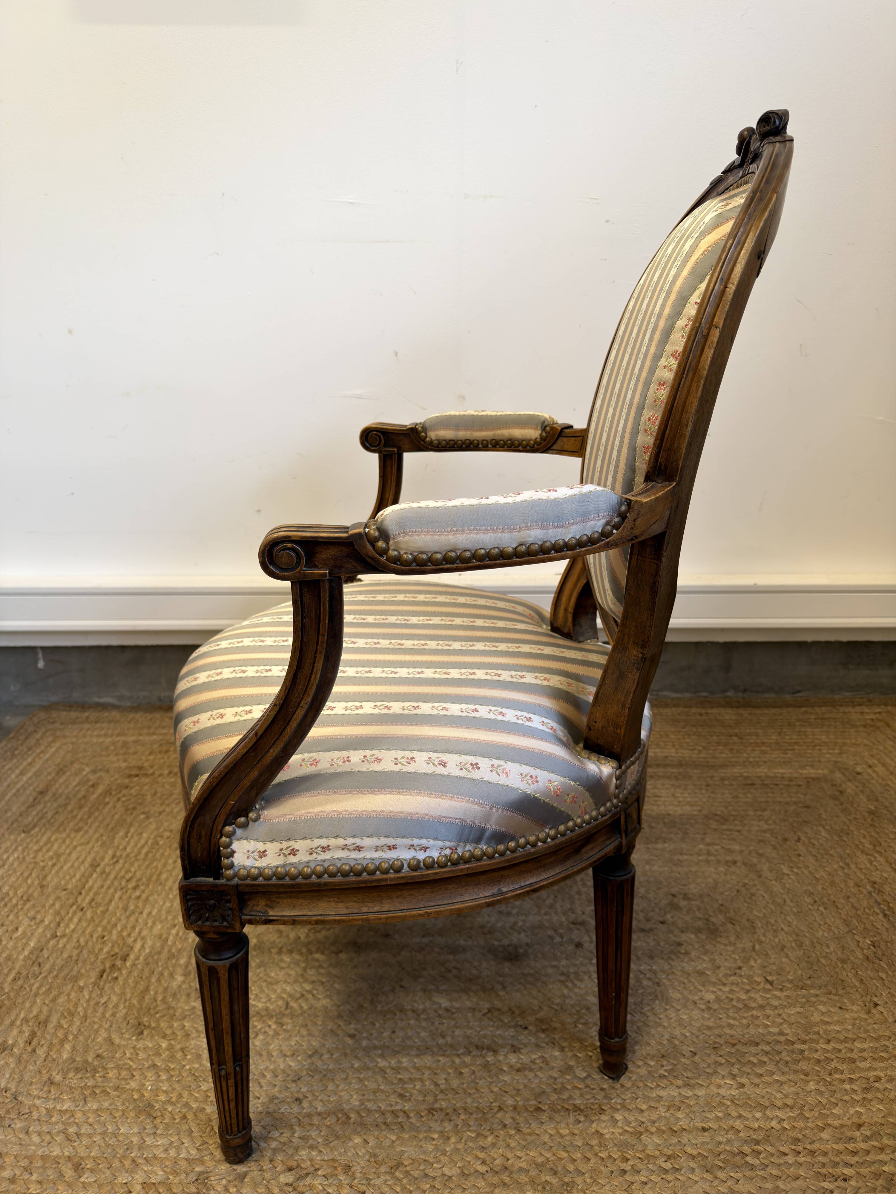 Fauteuil cabriolet médaillon de style Louis XVI