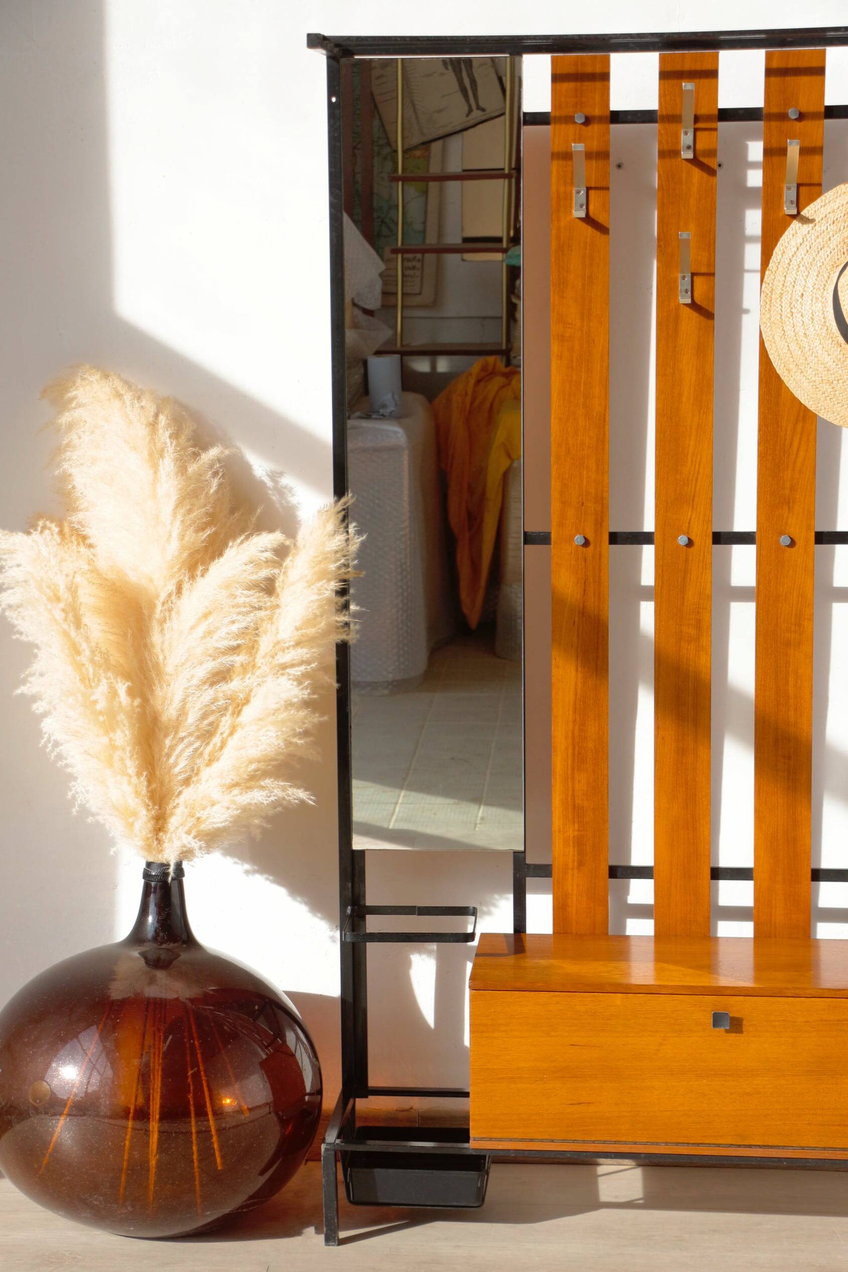 Vestiaire d’entrée vintage – Meuble à patères, miroir et rangements