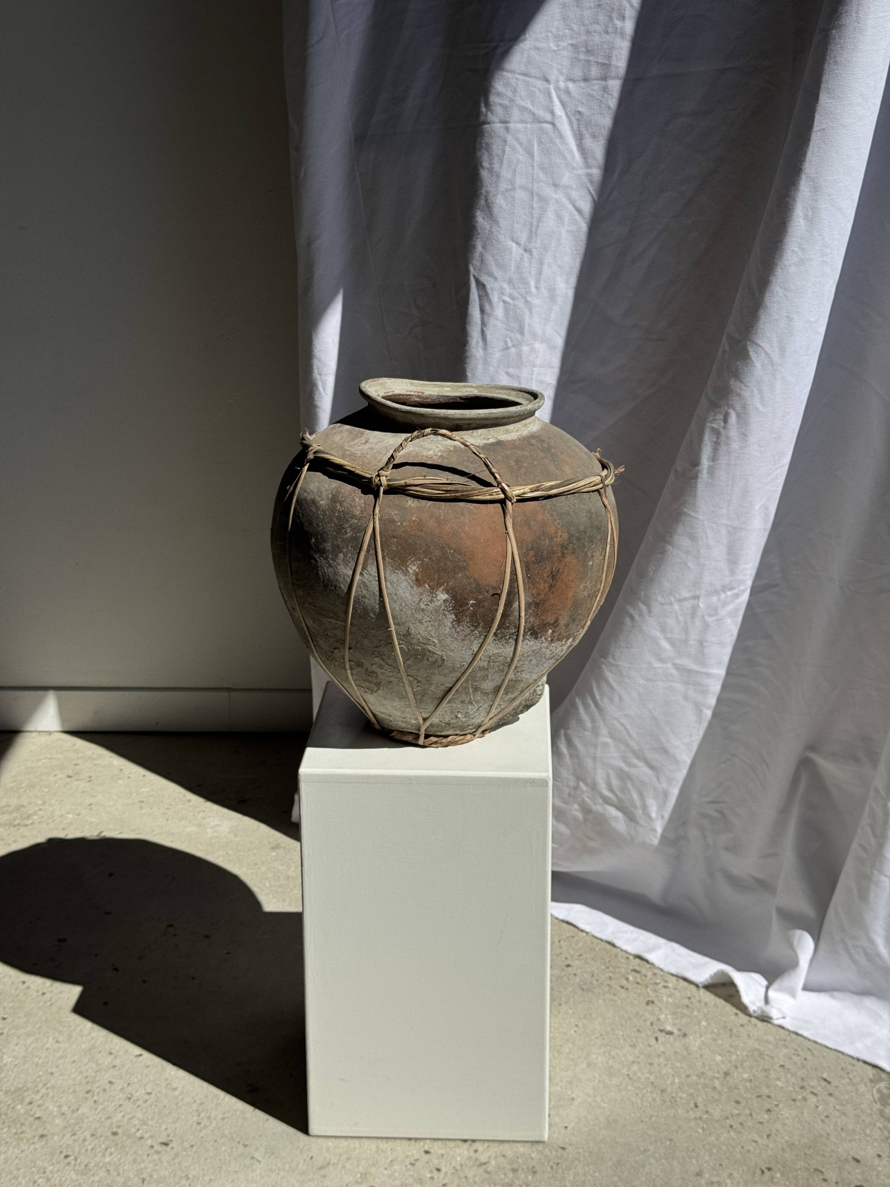 Grand pot en terre cuite gris et rouge à anses et croisillons en rotin H42