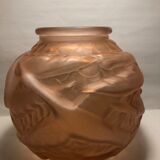 Vase boule style art déco rose en verre pressé moulé