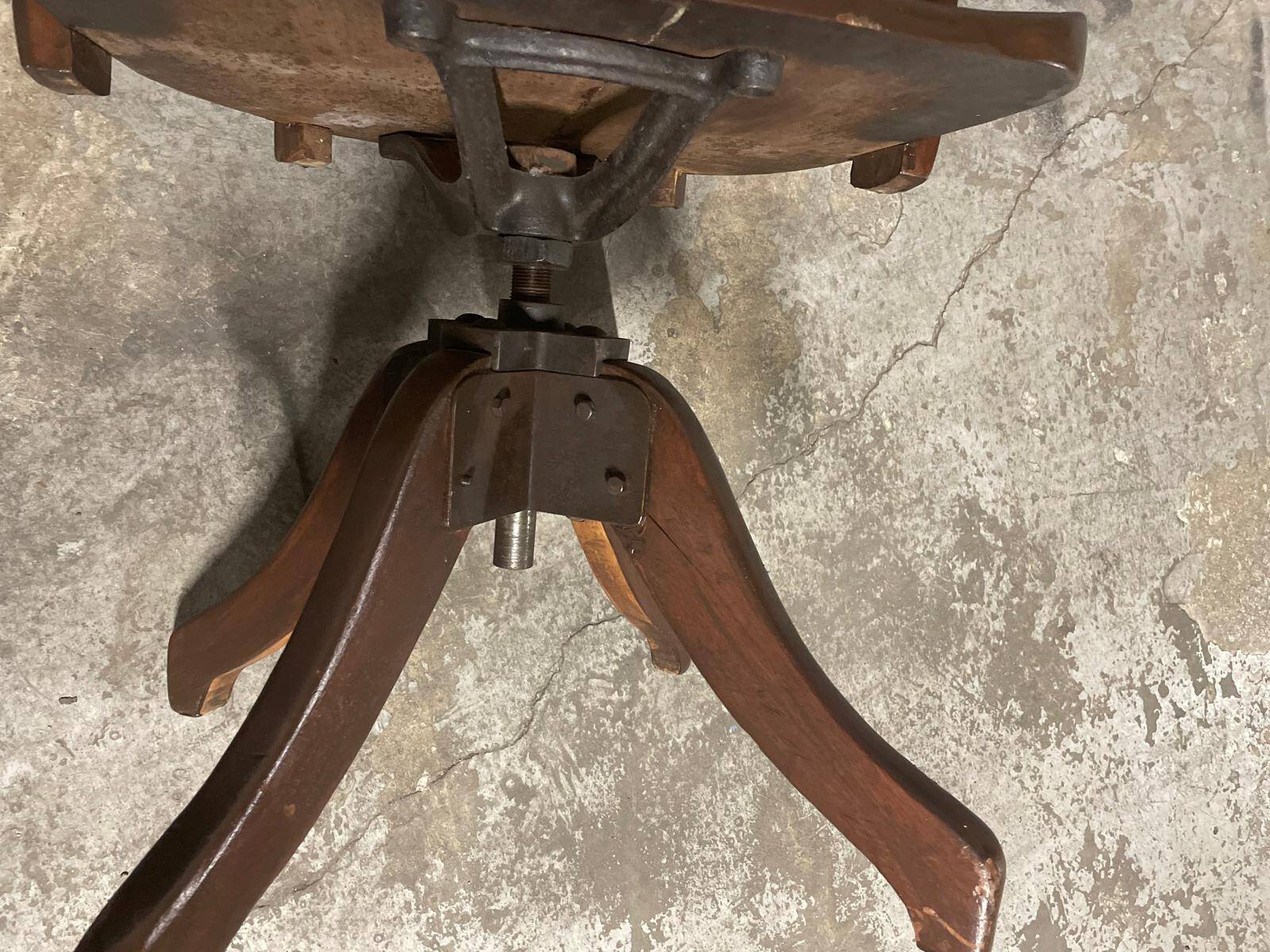 American swivel office chair