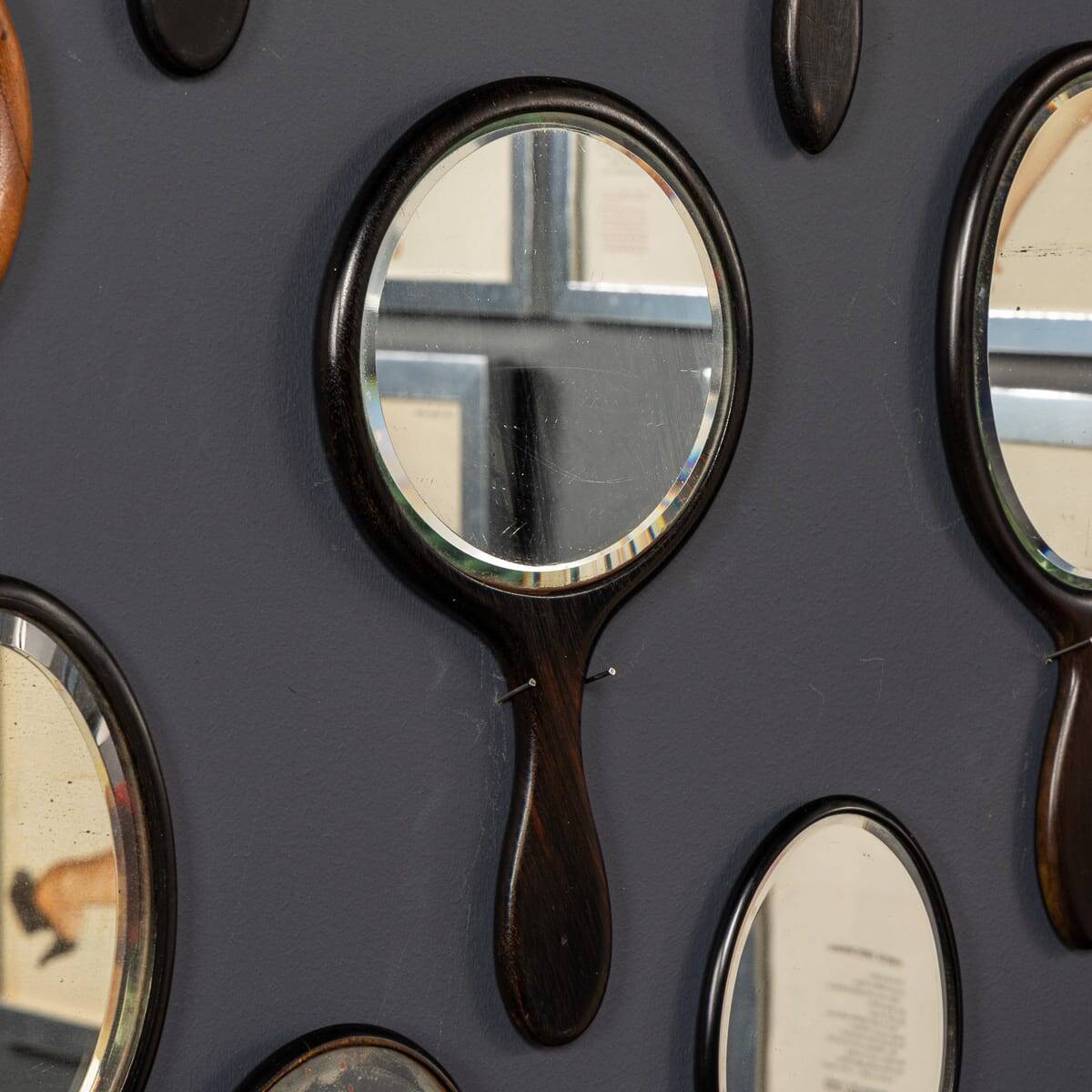 Collection antique du 19ème siècle de vingt-cinq miroirs à main en bois