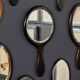 Collection antique du 19ème siècle de vingt-cinq miroirs à main en bois