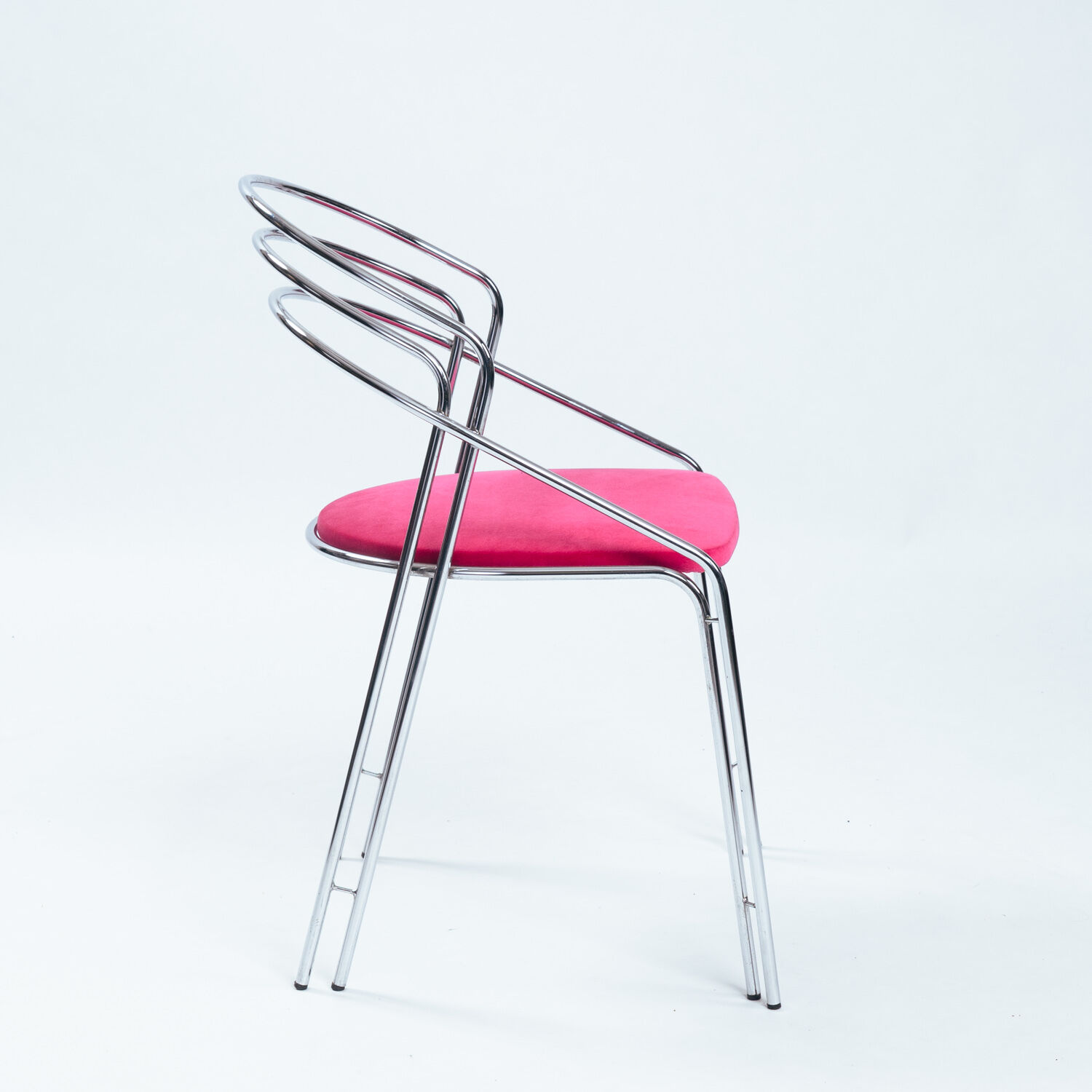 Ensemble de quatre chaises de salle à manger italiennes des années 50 en chrome et velours rose.