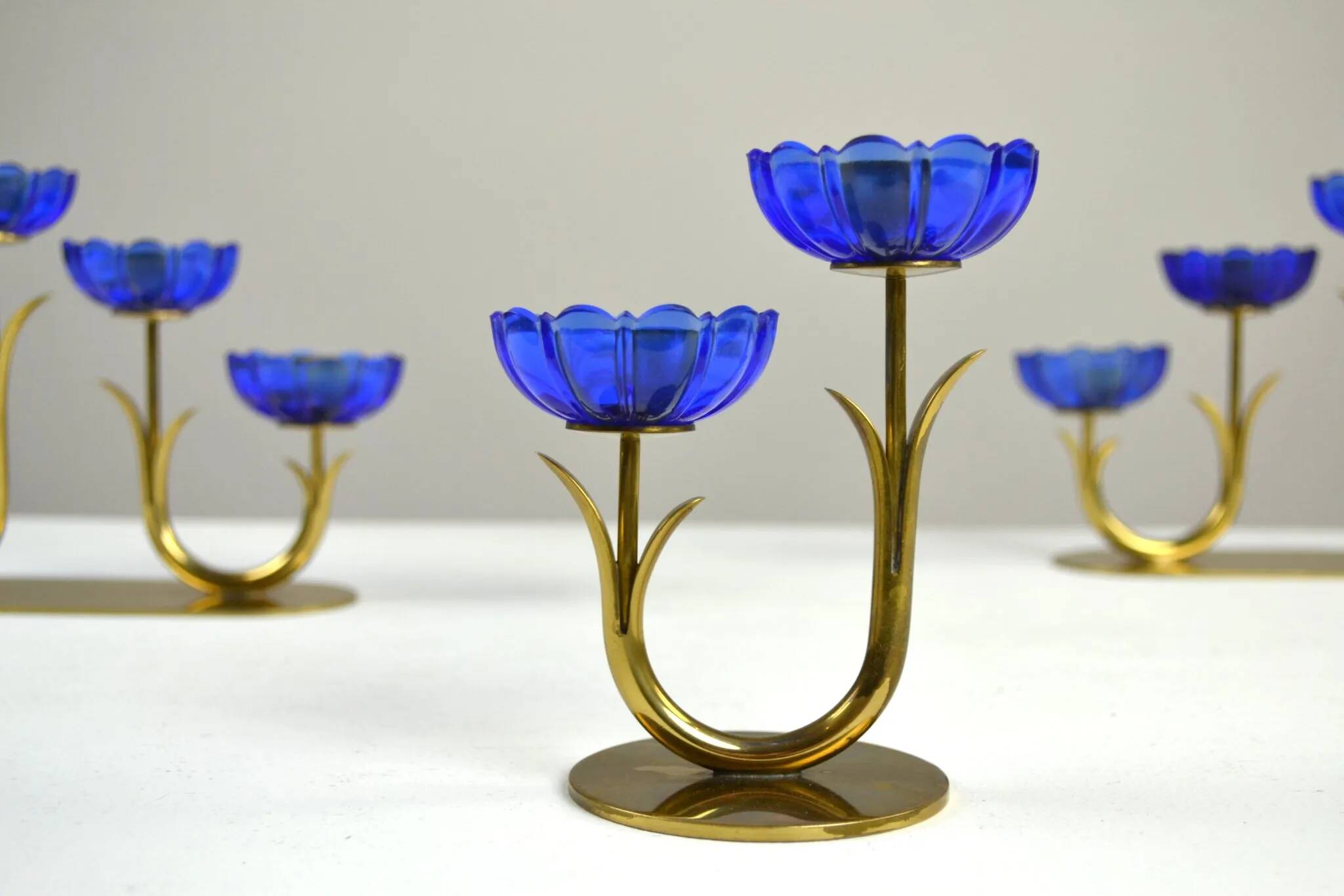 Bougeoirs en laiton massif et en verre artistique bleu cobalt par Gunnar Ander pour Ystad-Metall, Suède, années 1950.