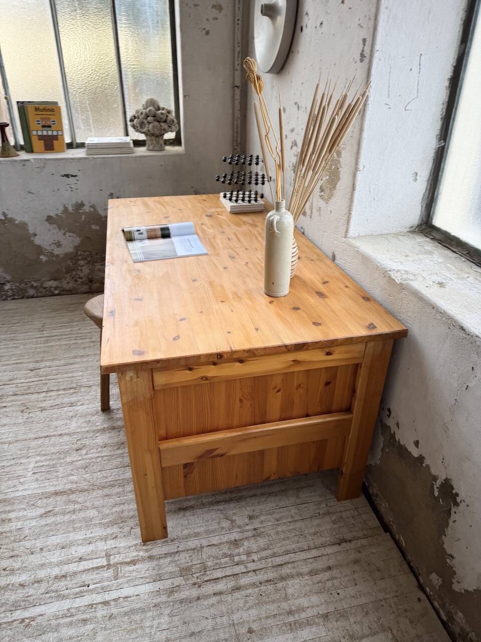 Bureau pin suédois style aperldoon 1970