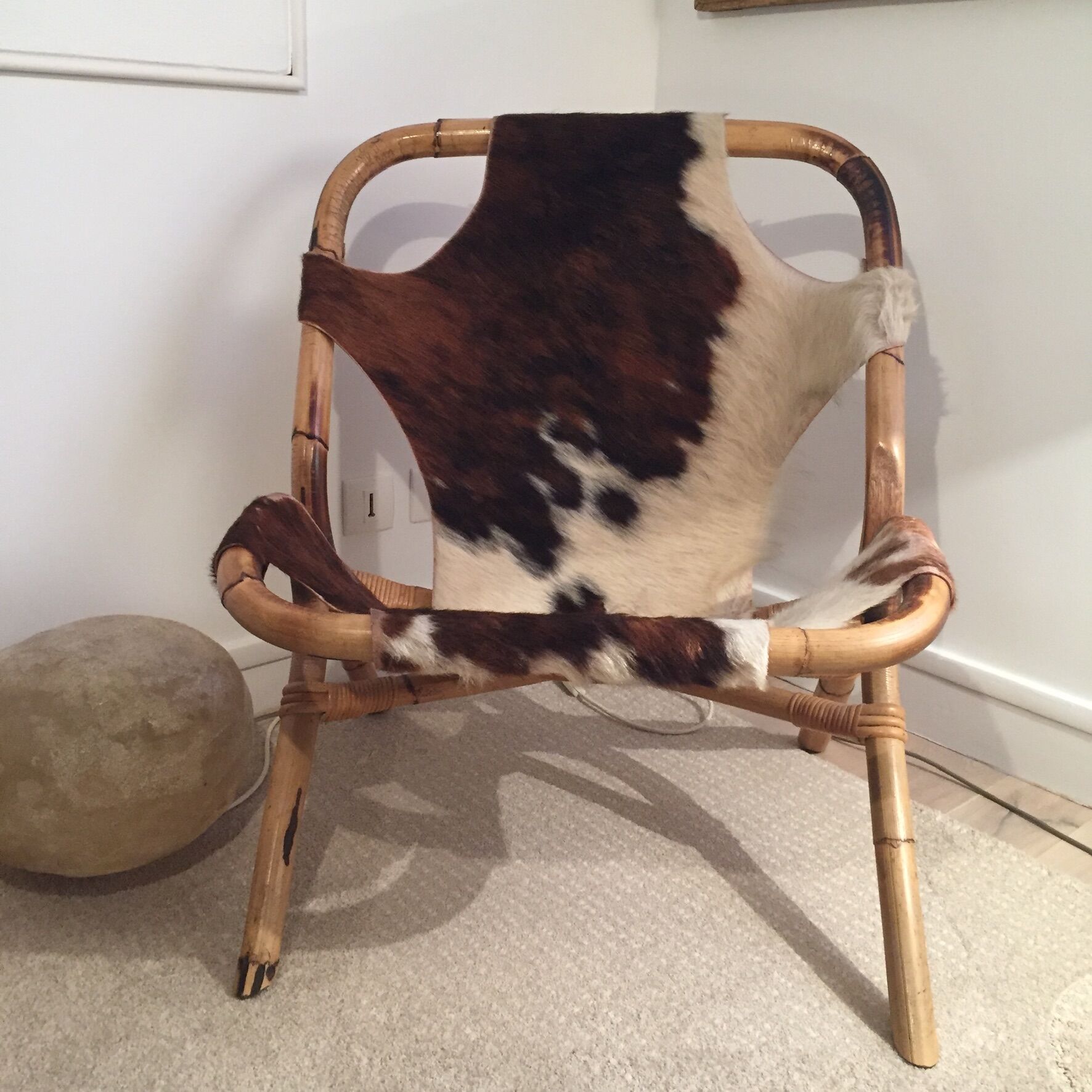Paire de fauteuils bambou et peau