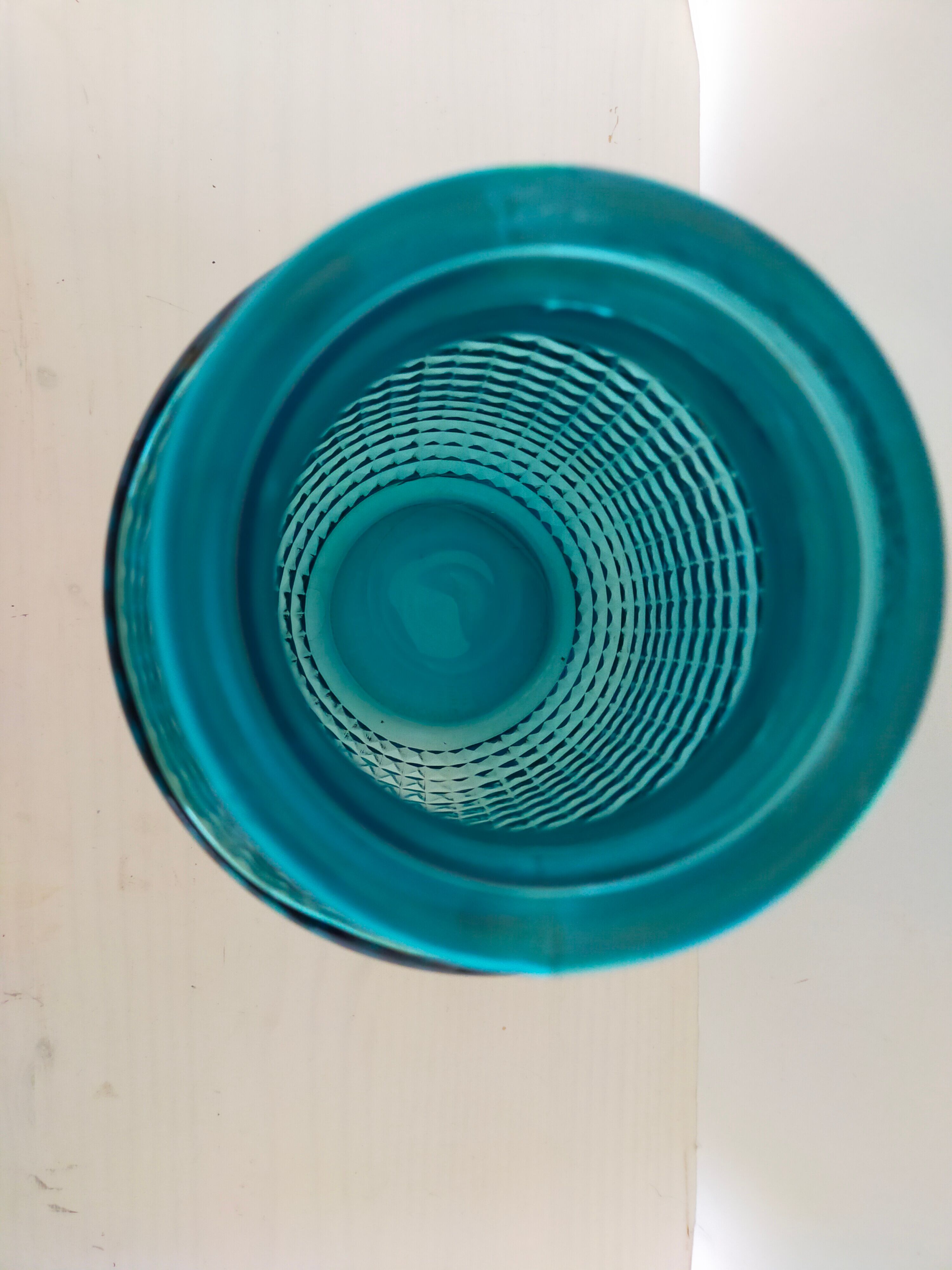 Vase en verre bleu moulé vintage
