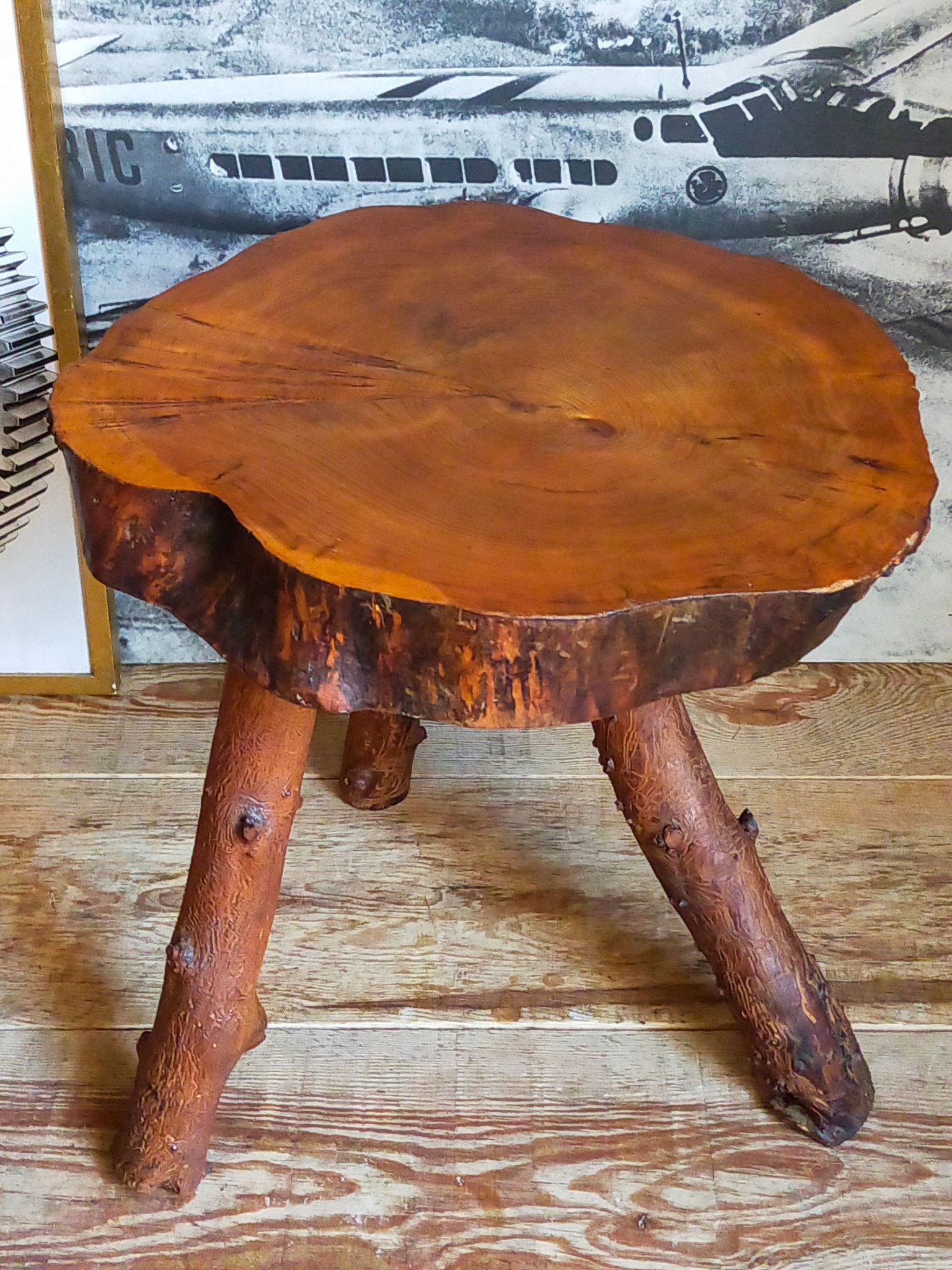 Table bout de canapé brutaliste en bois massif