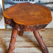 Table bout de canapé brutaliste en bois massif