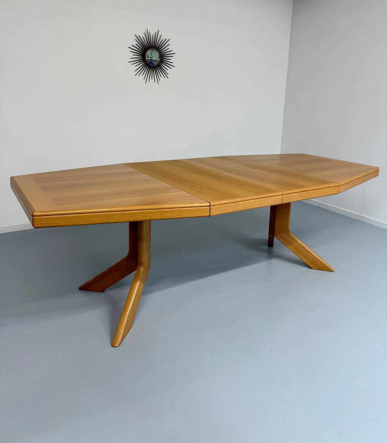 Ancienne table en bois massif octogonal a rallonge design Girsberger