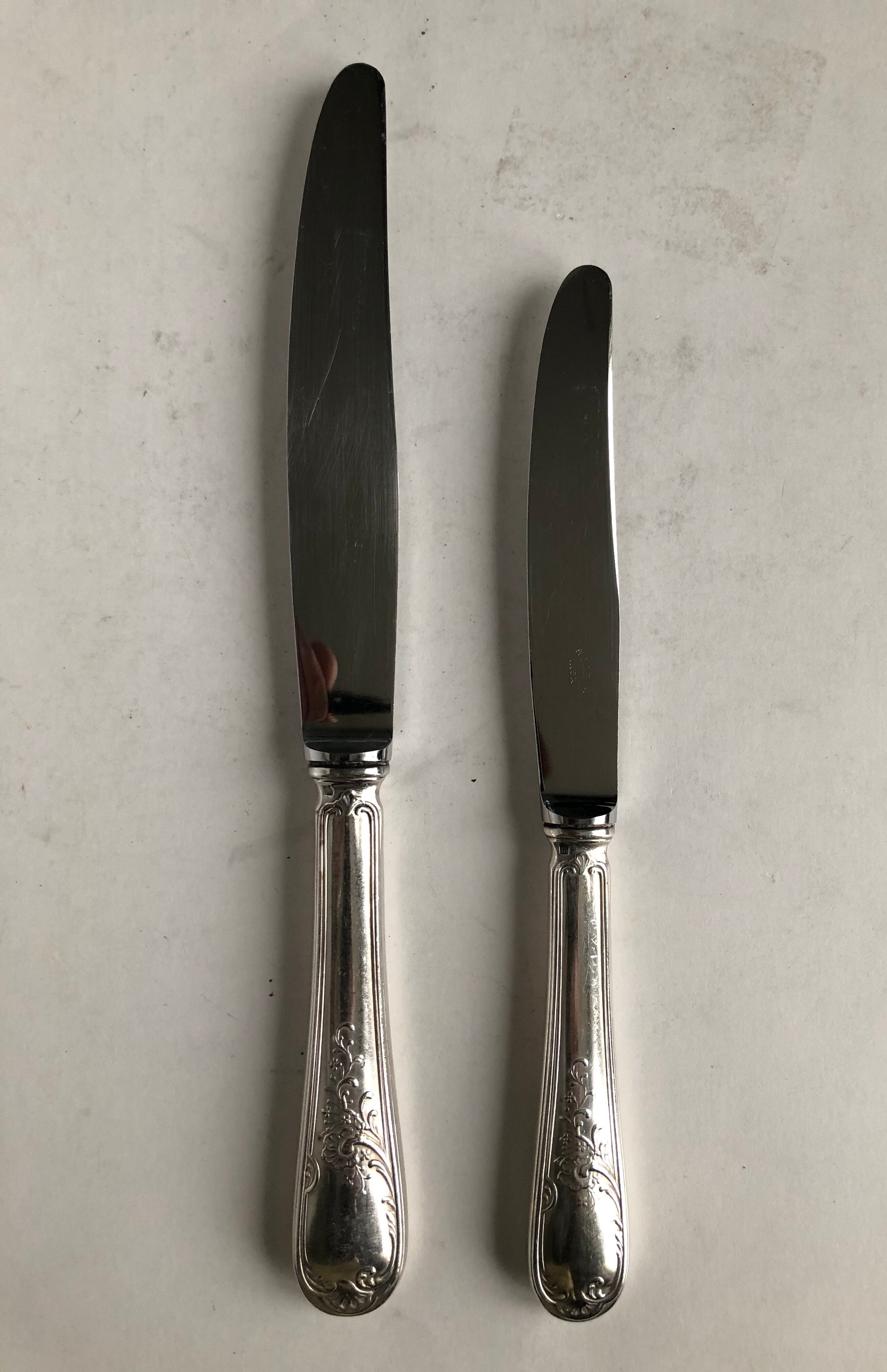 Ensemble de 24 couteaux en métal argenté