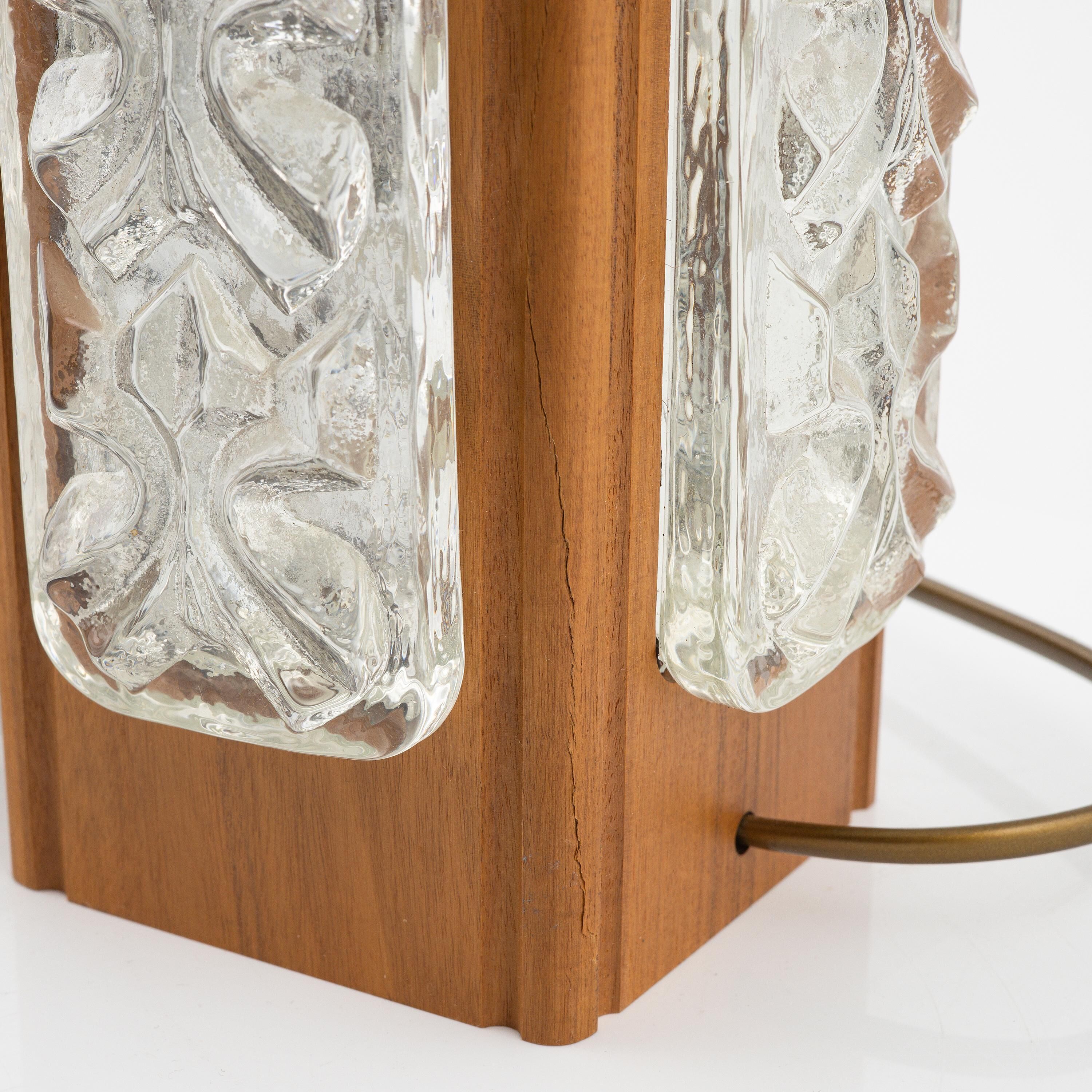 Paire de lampes de table en verre moulé et teck  Suède 1960