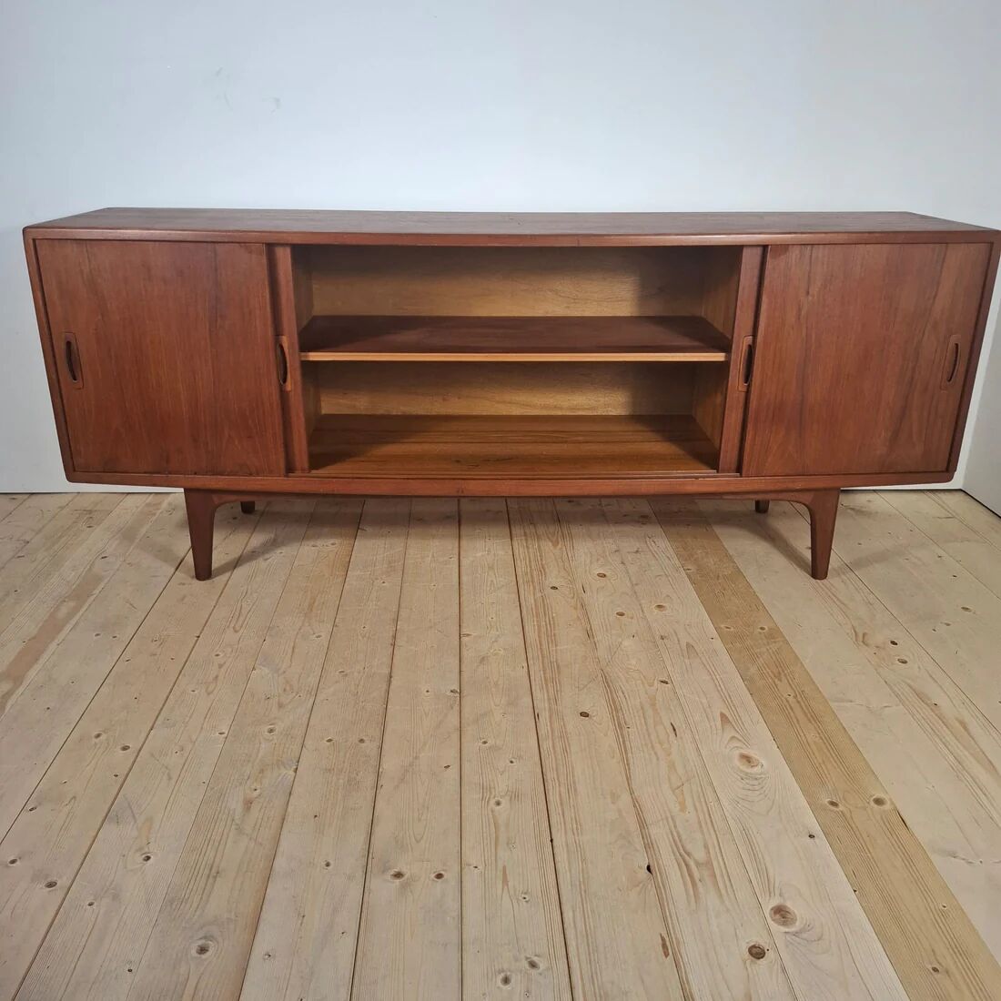 Sideboard H.P. Hansen in teak – Danish mid-century sideboard from the 1960s