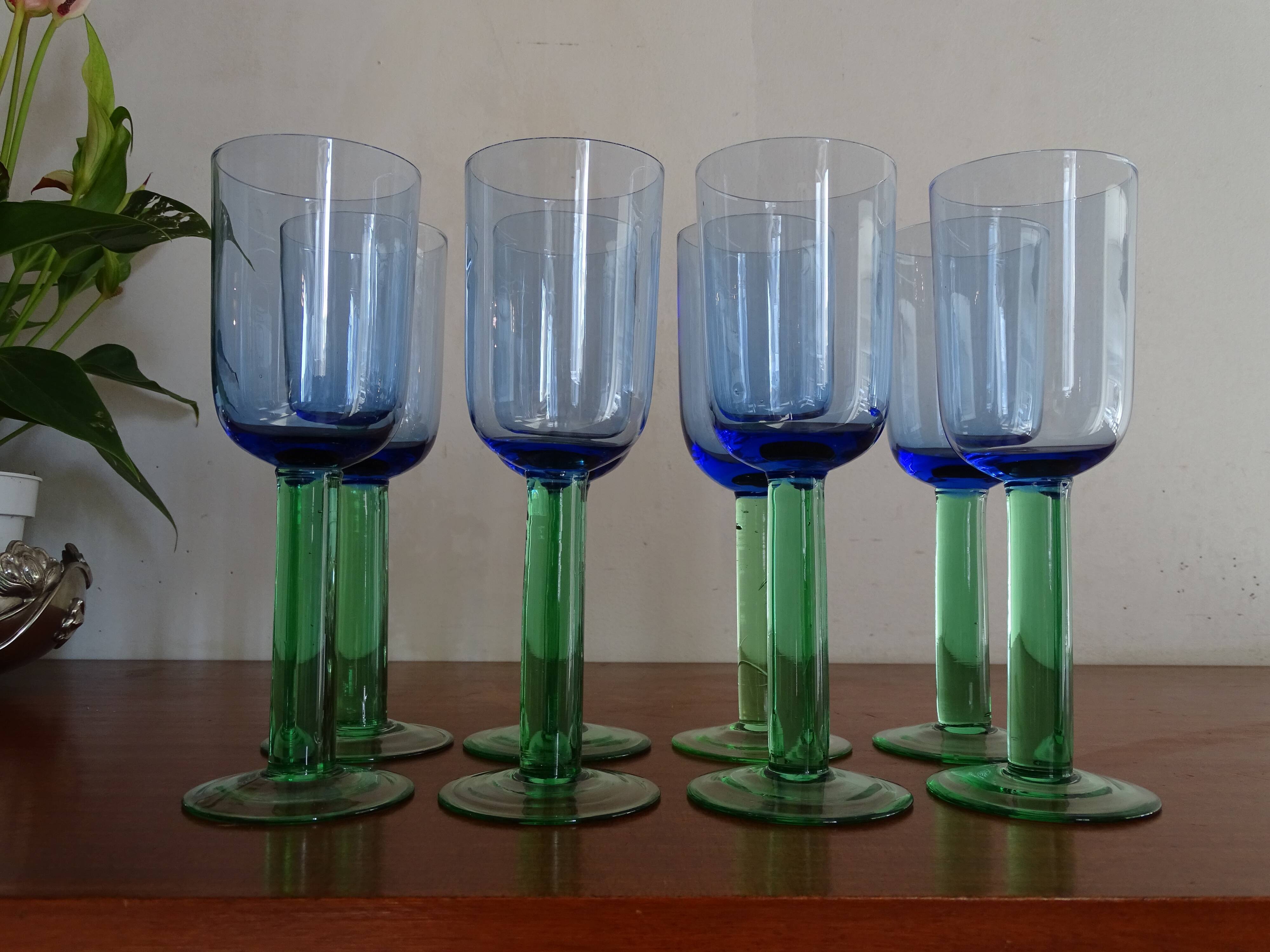 8 glasses with Murano feet vintage blown glass