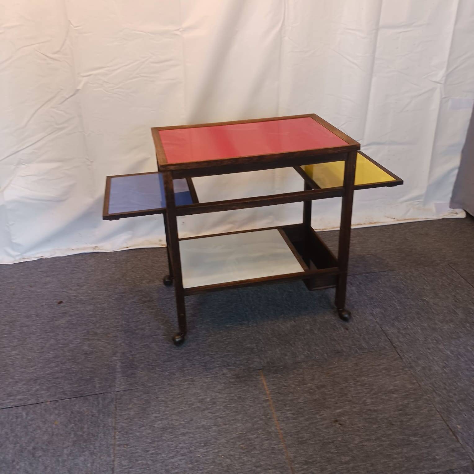 Vintage desert in the mondrian style