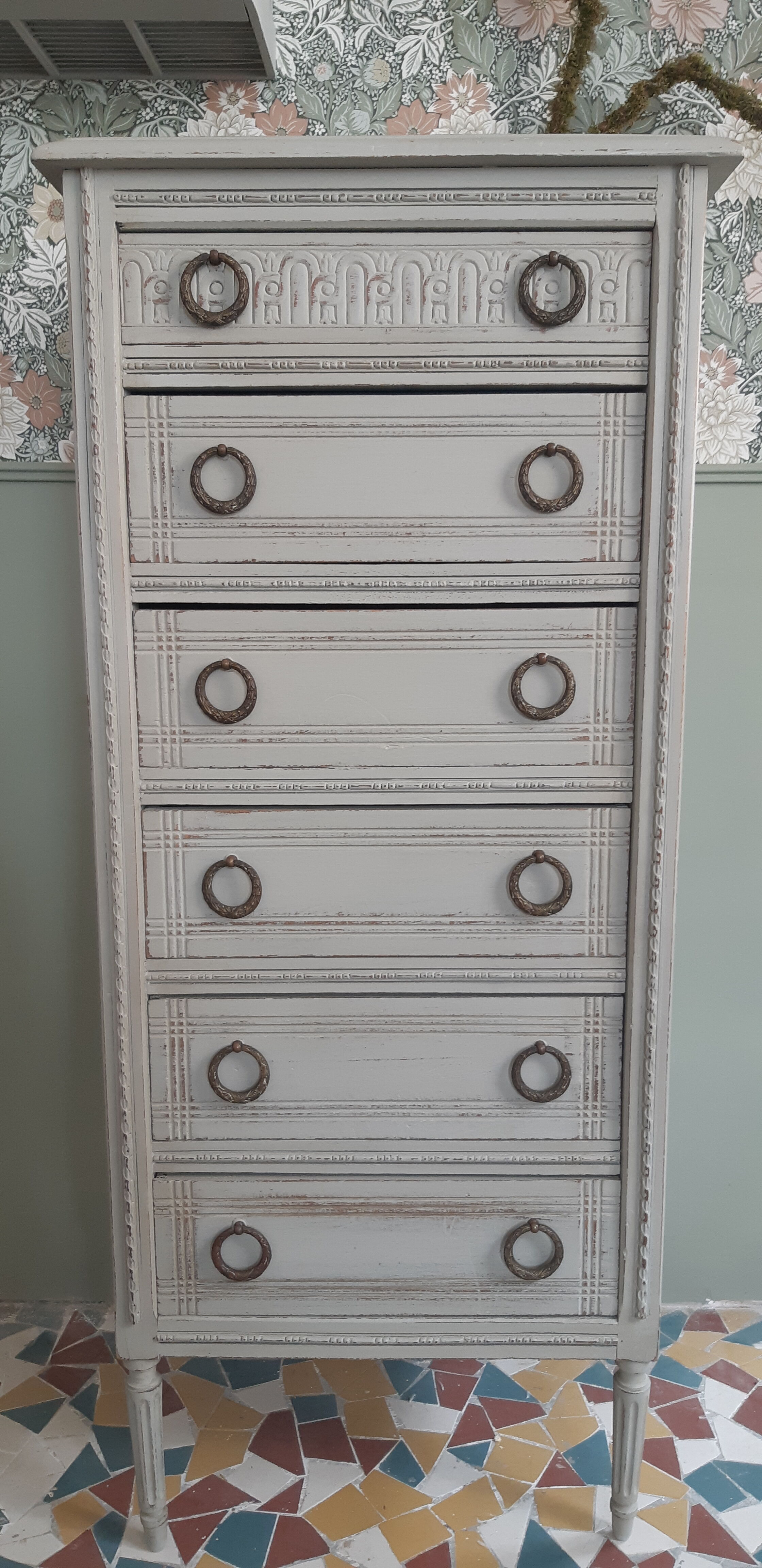 Chiffonnier revisited in grey