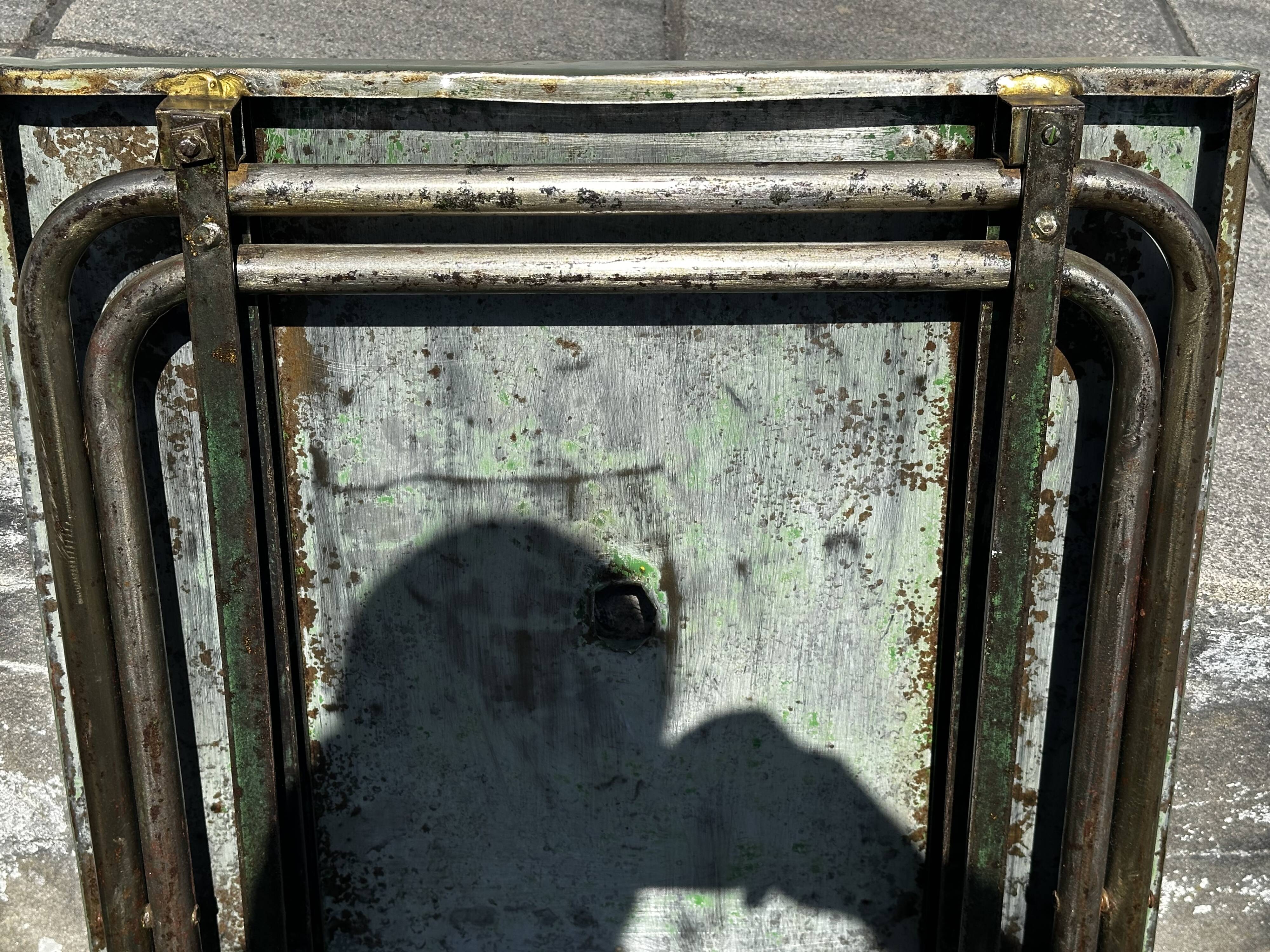 Table de jardin ou bistro pliante en tôle kaki début années 50