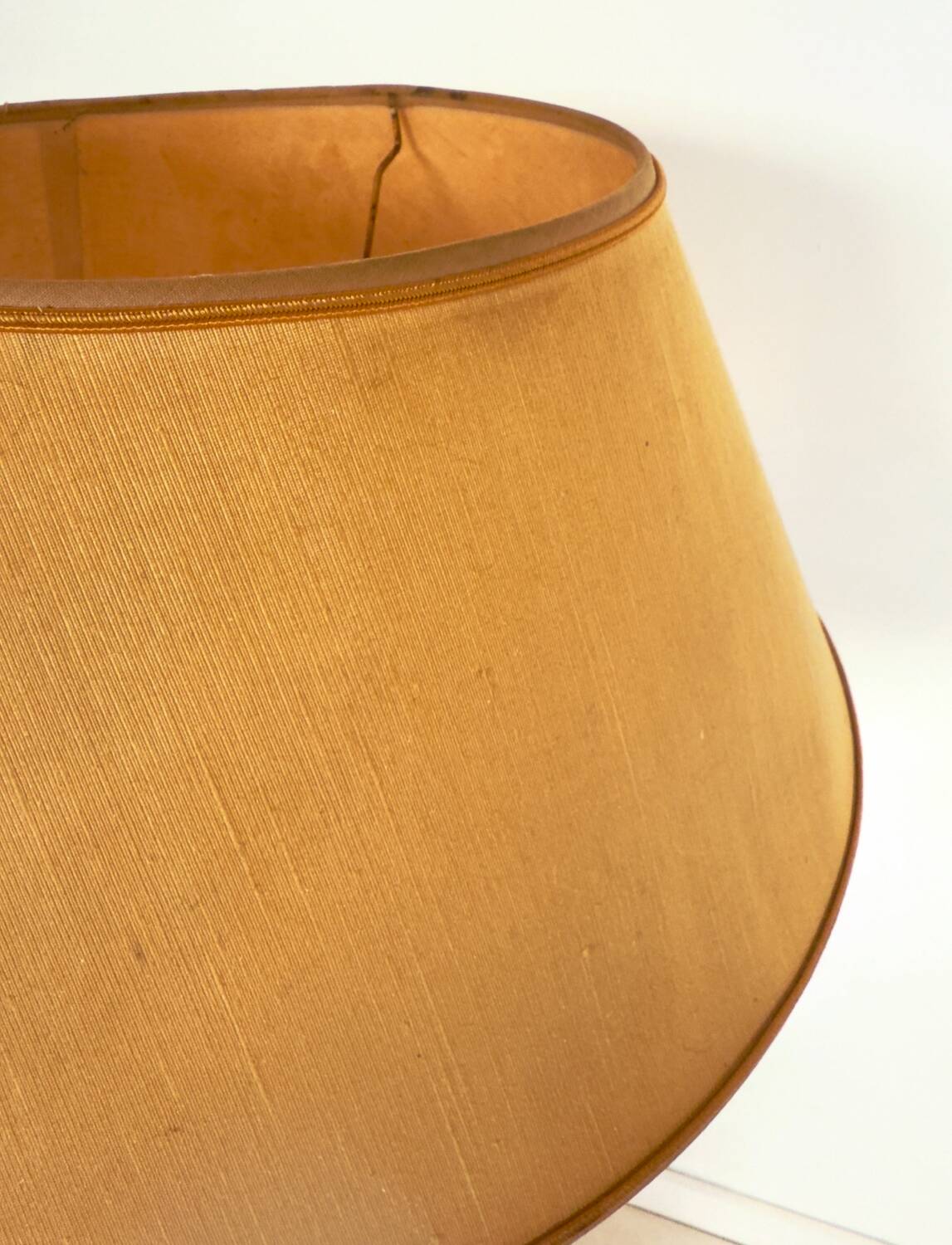 Neoclassical lamp with antique decorations