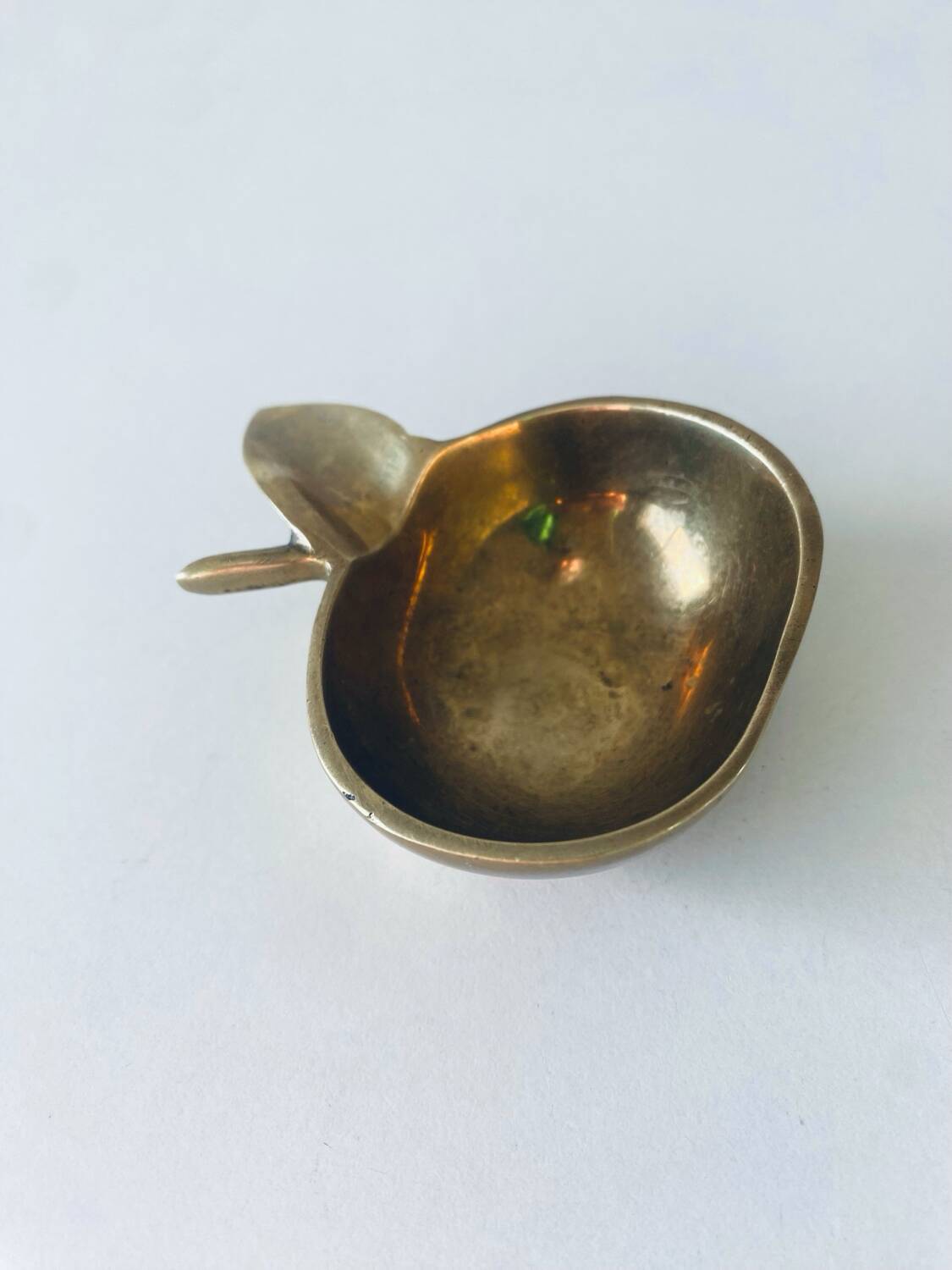 Apple-shaped pocket ashtray