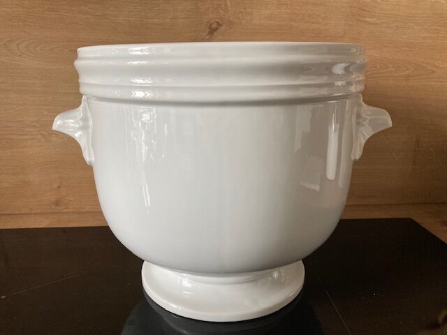 White porcelain pot cover