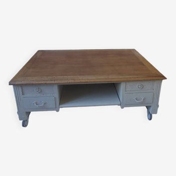 Table basse sur roulettes, réalisée à partir d'un bureau ancien, piètement et ceinture gris perle.