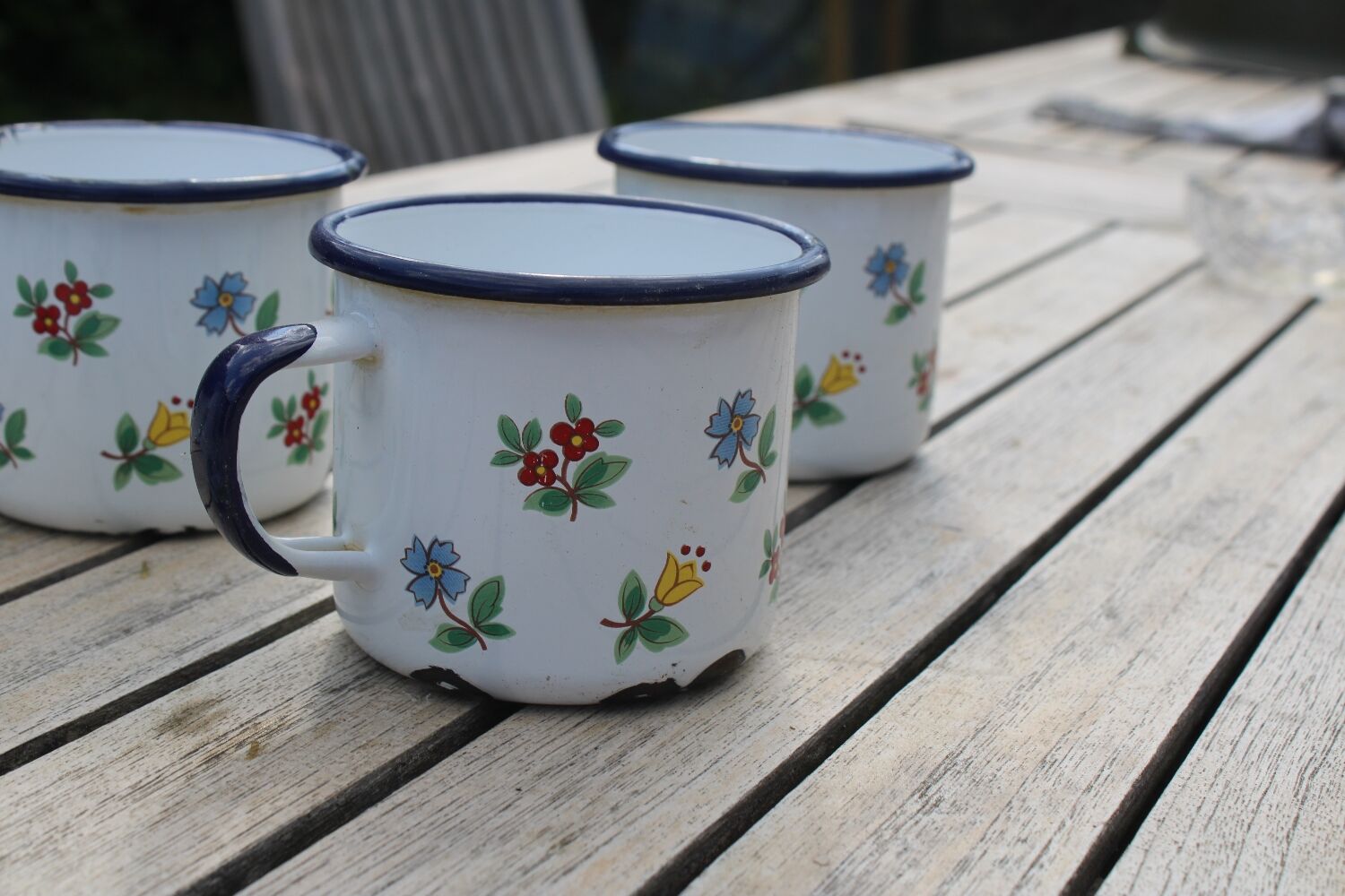 Enamelled sheet metal cups