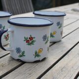 Tasses en tôle émaillée