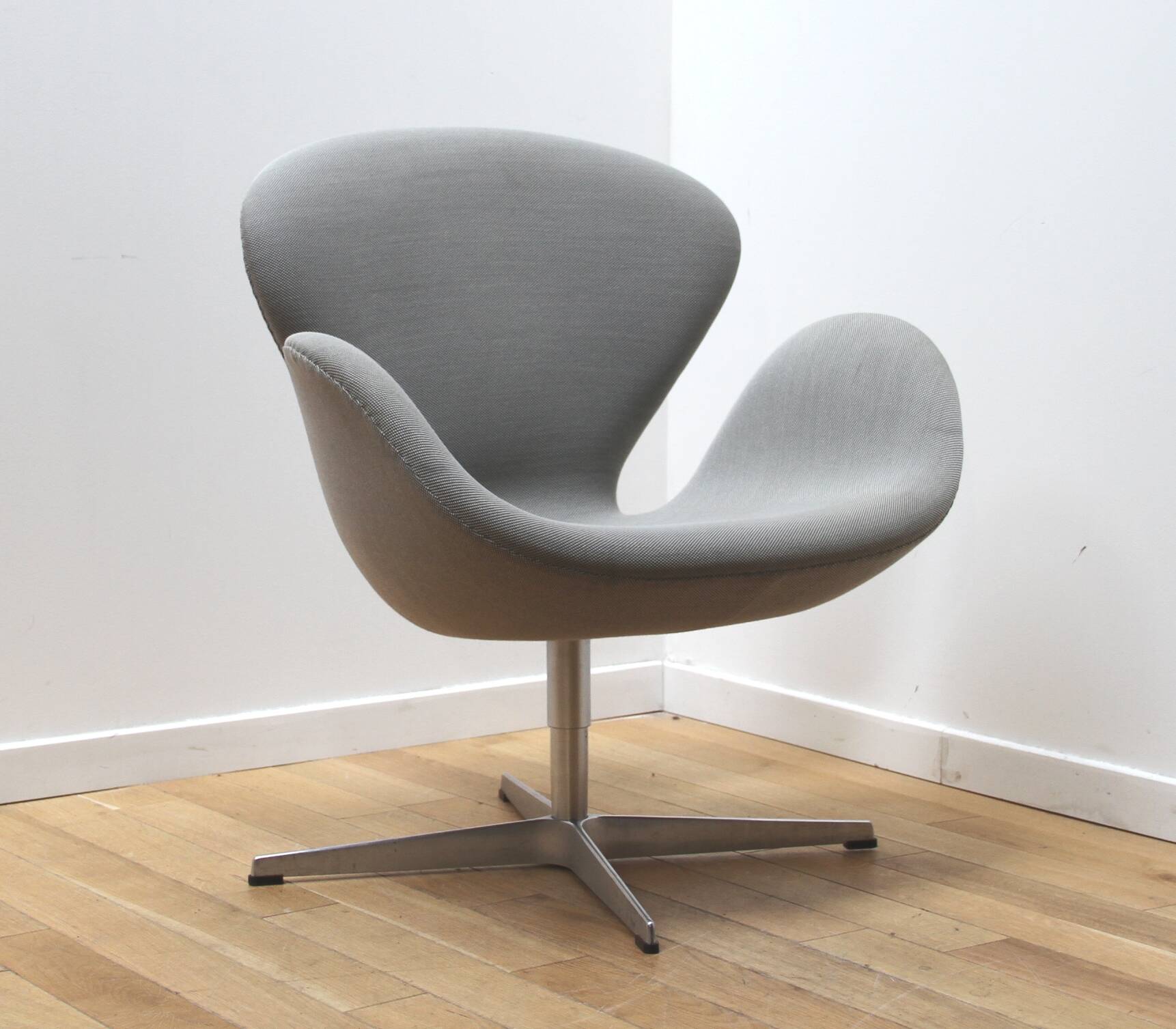 Pair of Swan Chair armchairs, Fritz Hansen