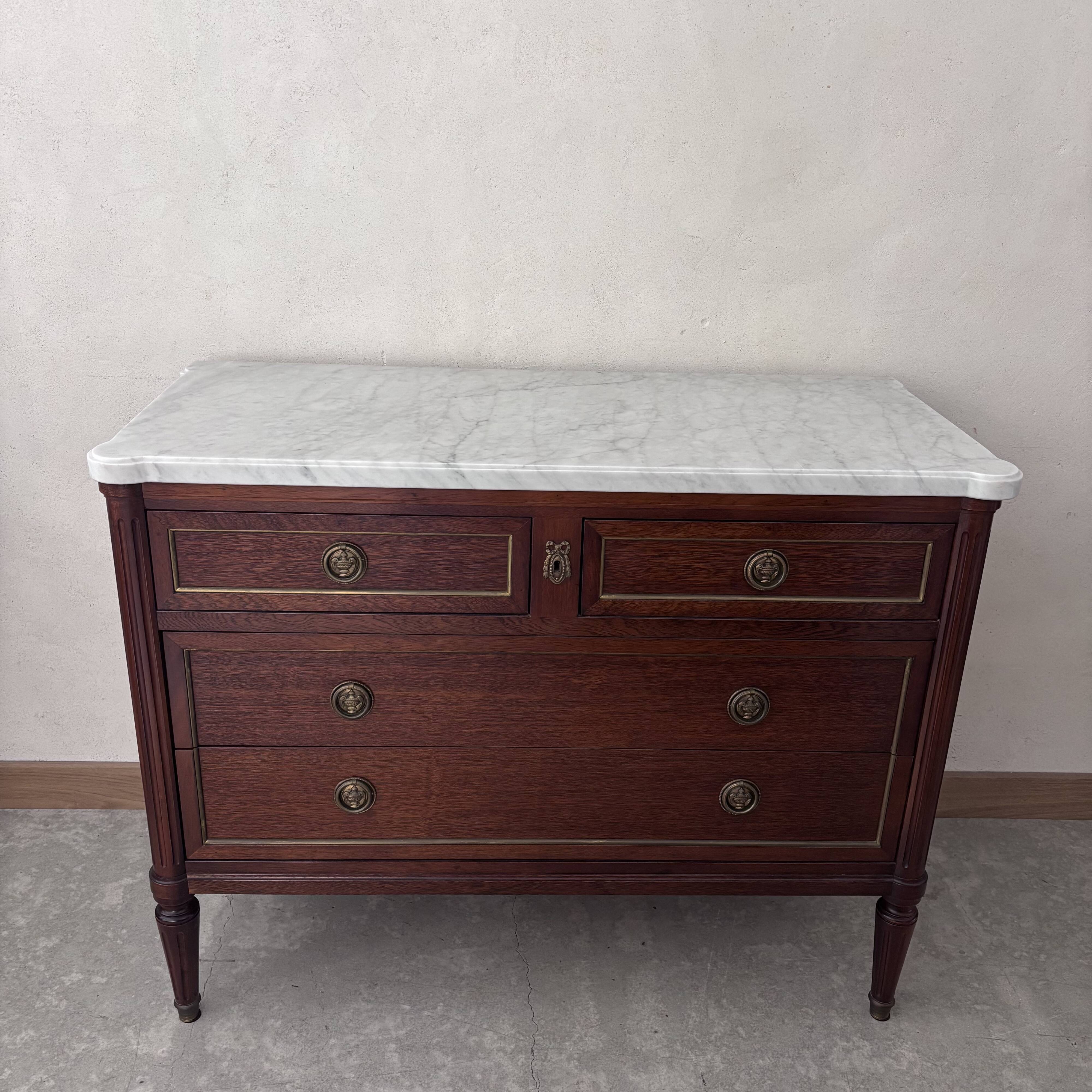 Wooden chest of drawers
