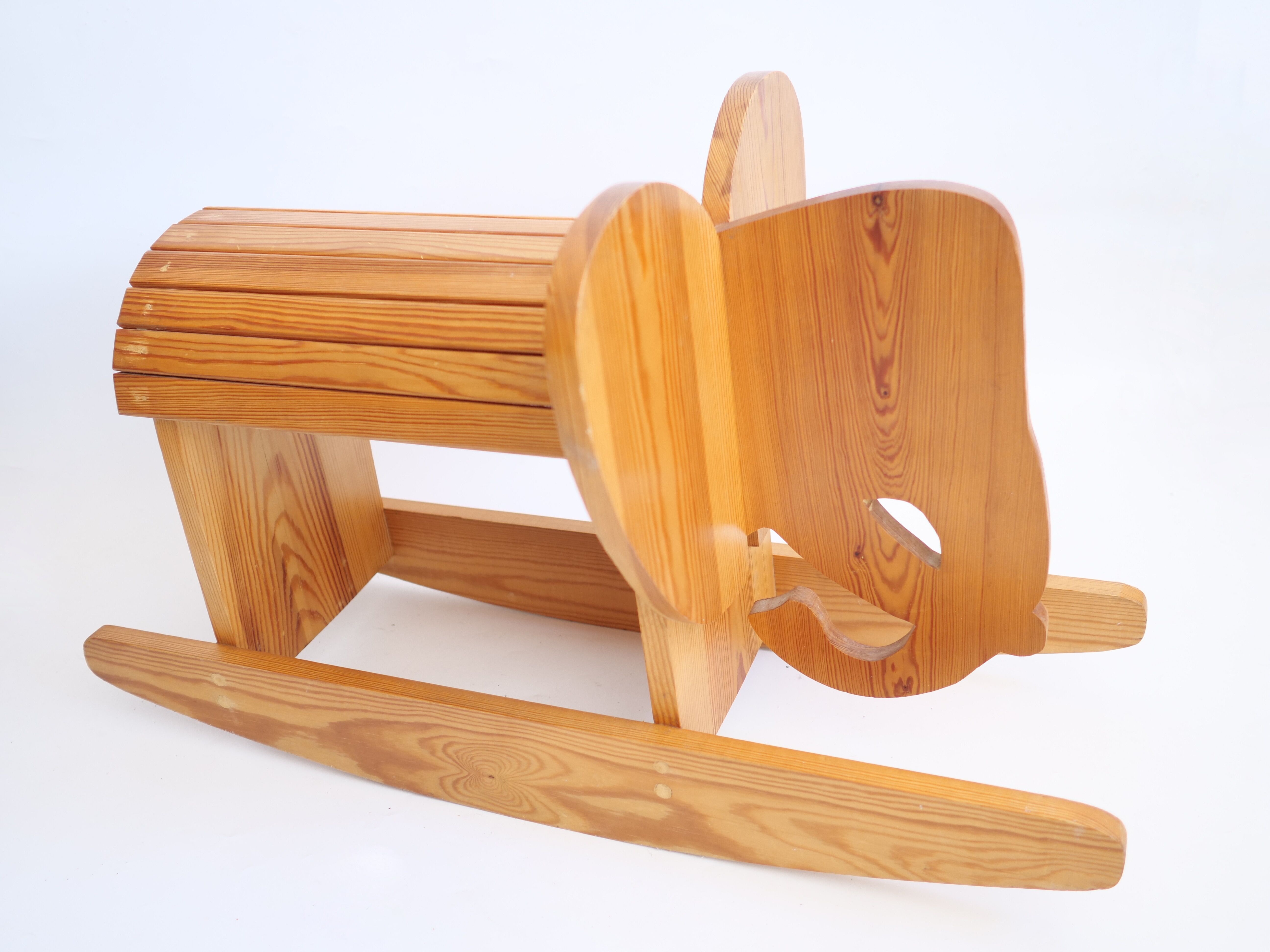 Elephant à bascule en bois vintage