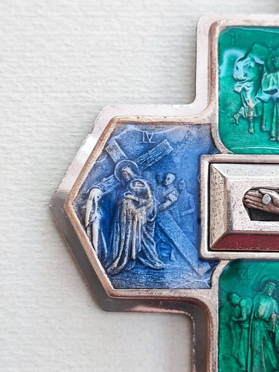 Crucifix en métal et émail