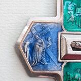 Crucifix en métal et émail