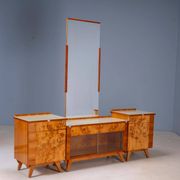 Coiffeuse vintage avec placage de noyer, grand miroir et armoires de rangement.