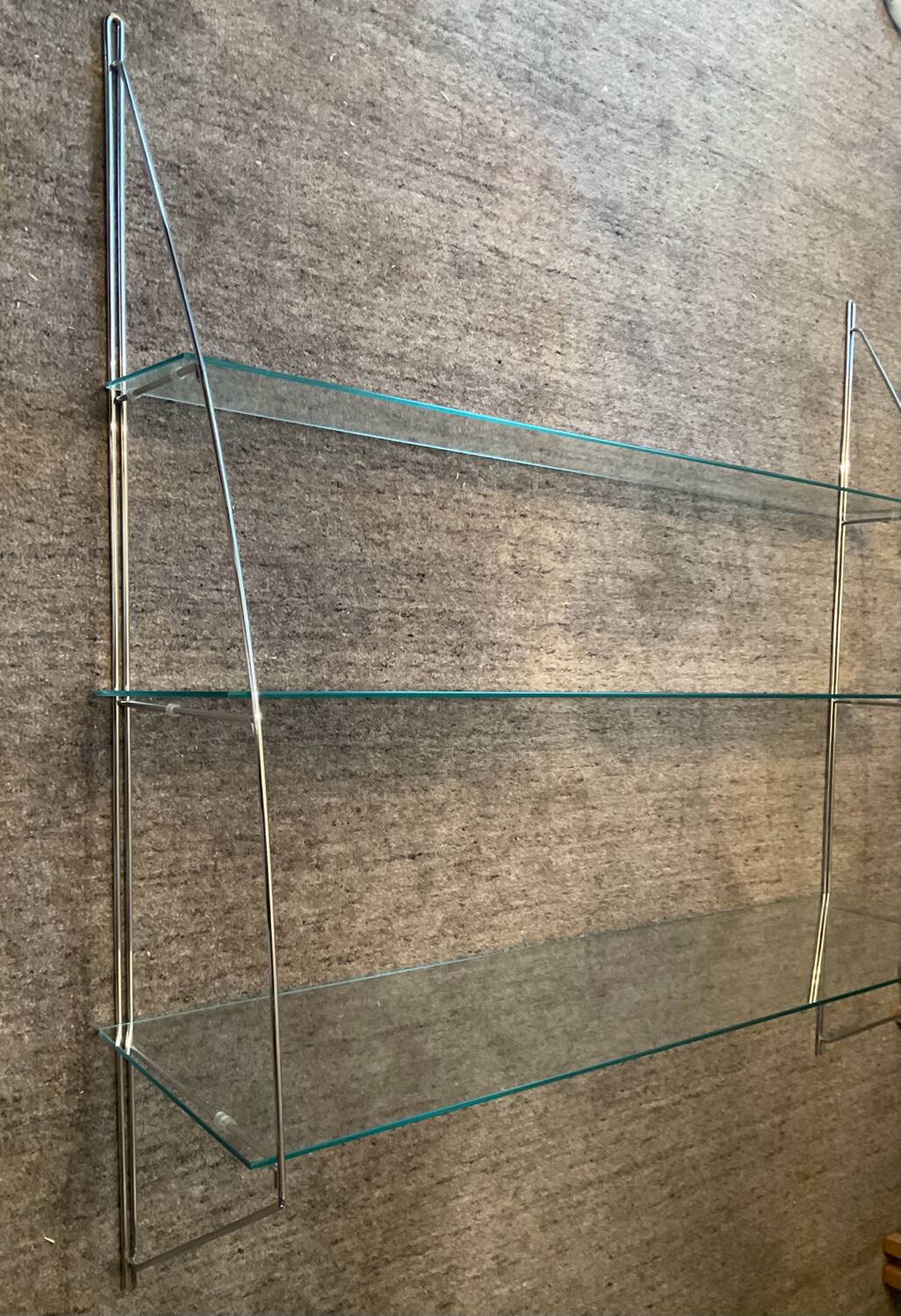 Half-moon design shelf in chromed metal and glass