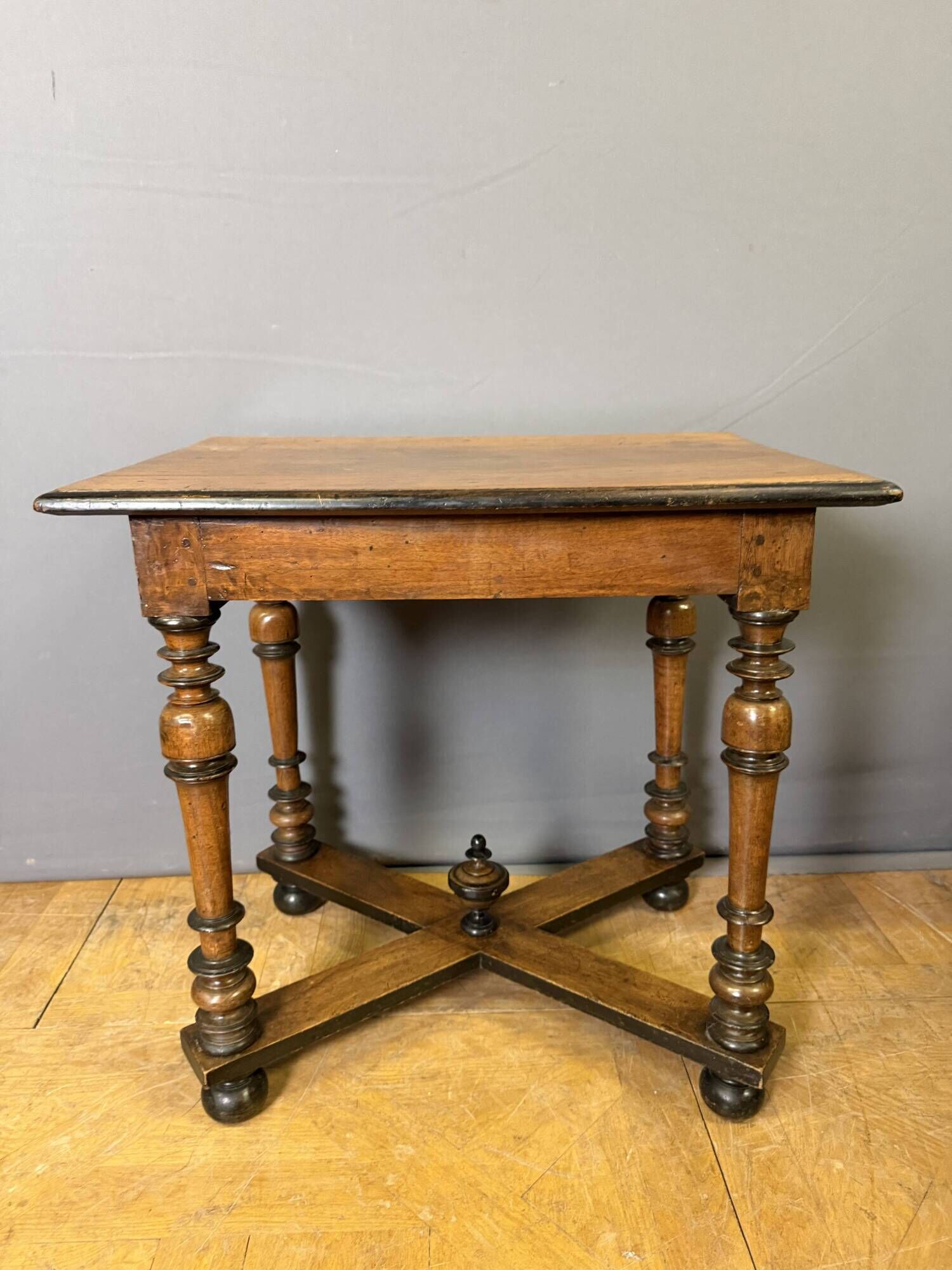 Table Louis XIII