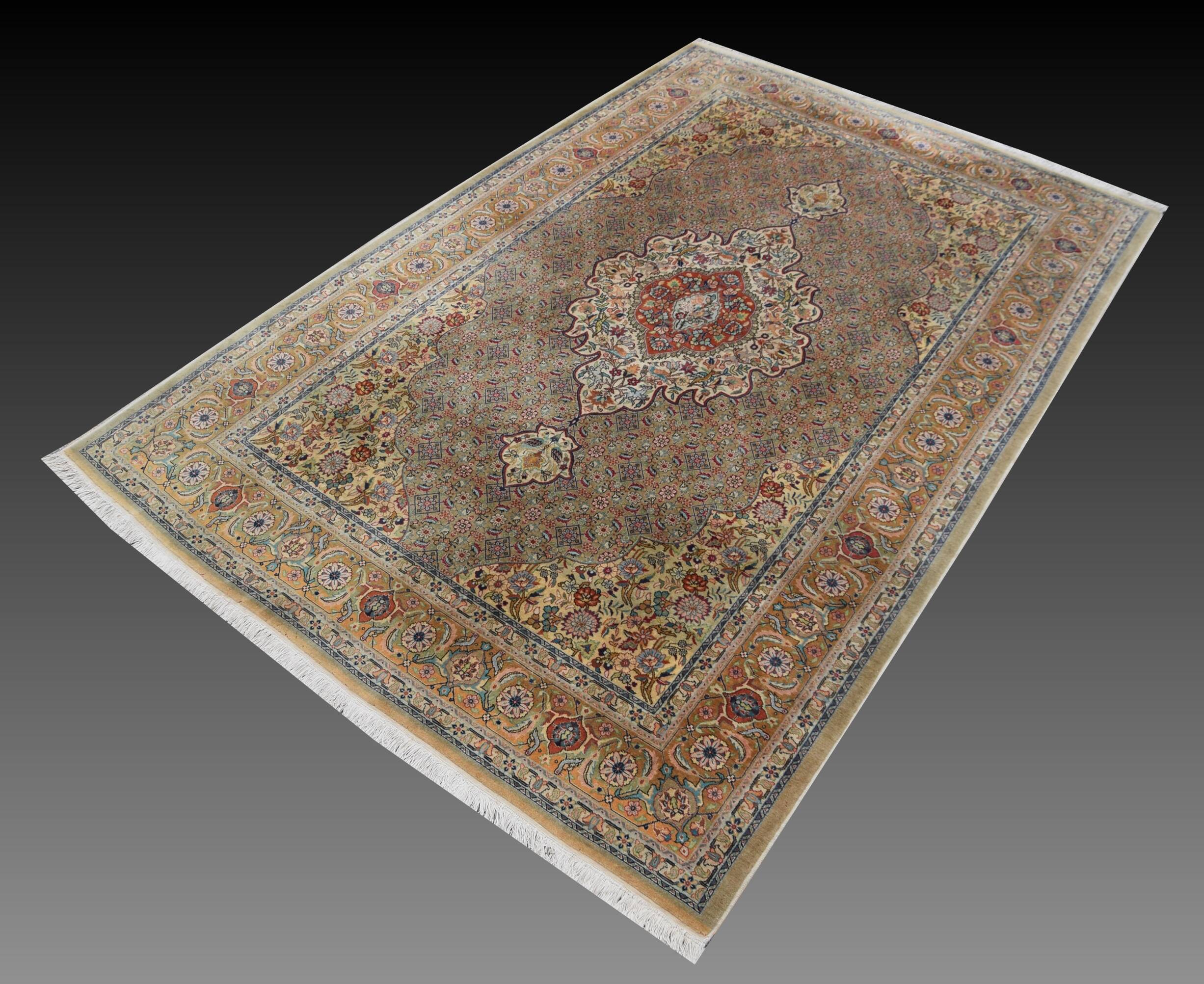 Oriental carpet tabriz iran: 2.08 x 3.08 metres in wool