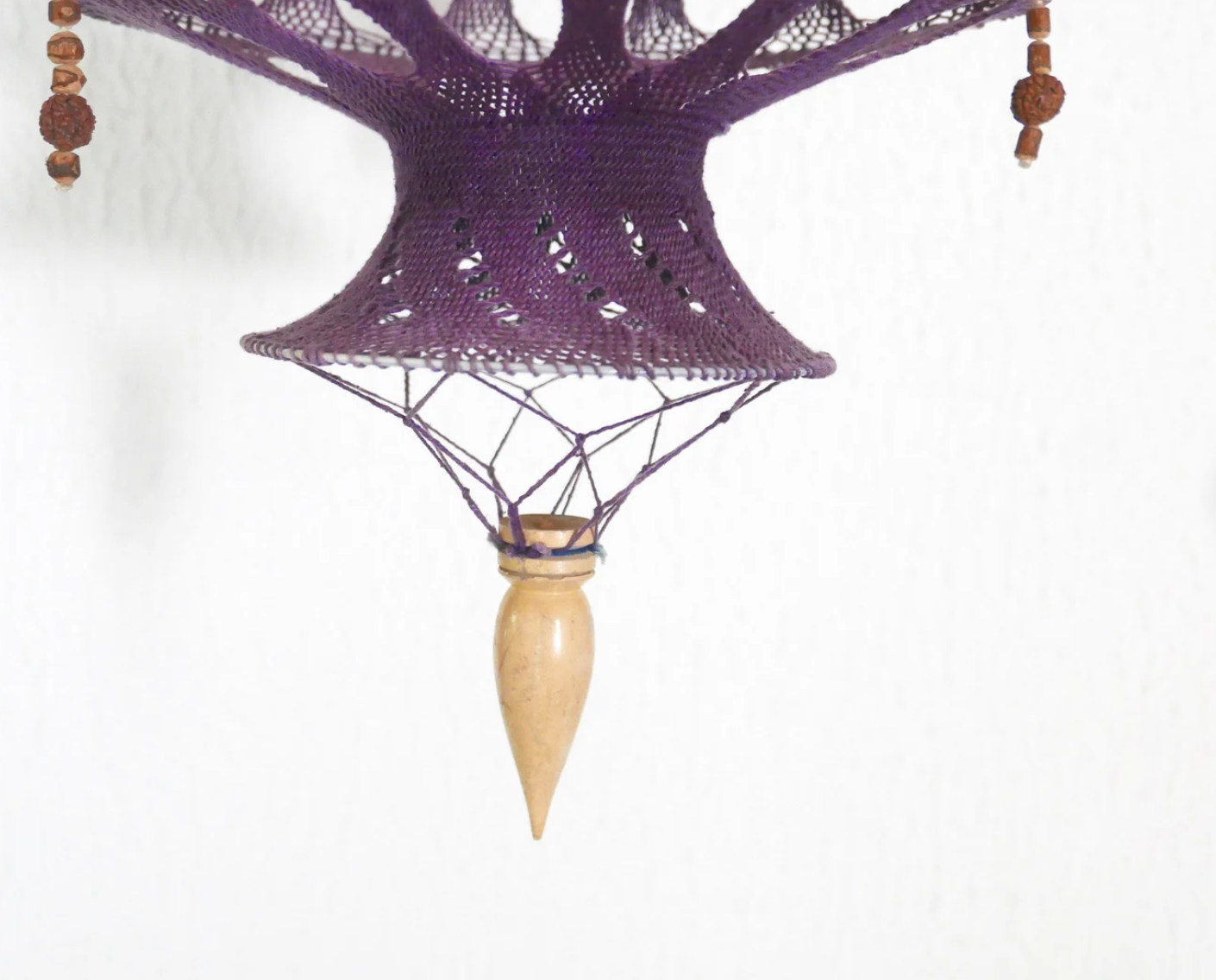 Suspension violette en macramé, années 70