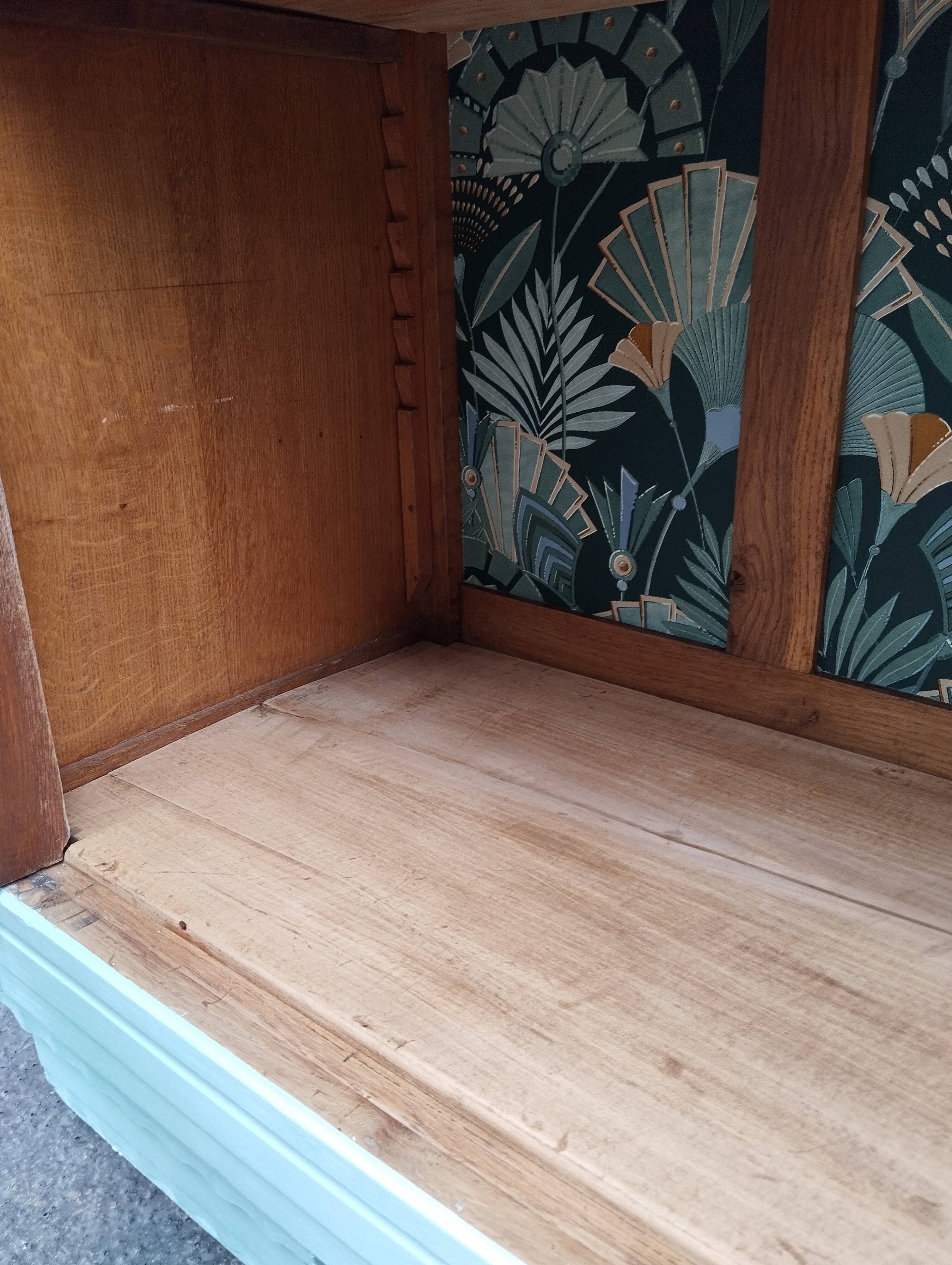 Parisian showcase cabinet year 30